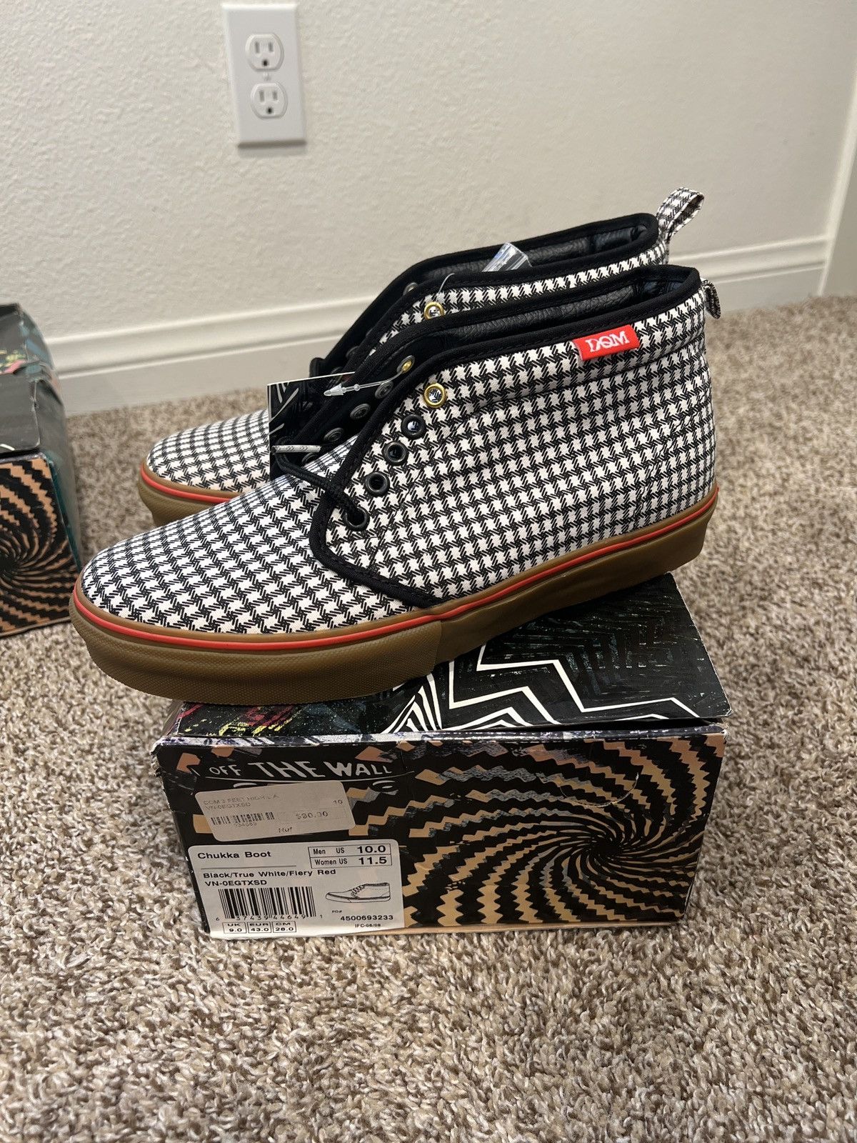 image of Otw Chukka Boot Dqm 3 Feet High La in Black/White, Men's (Size 10)