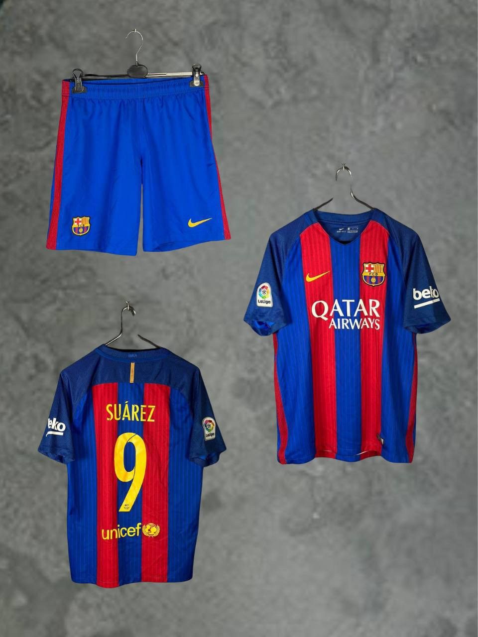 Nike × Vintage 2016/17 Barcelona Home Jersey Suarez 9Nike T-shirt+ Shorts Size US M / EU 48-50 / 2 - 1 Thumbnail