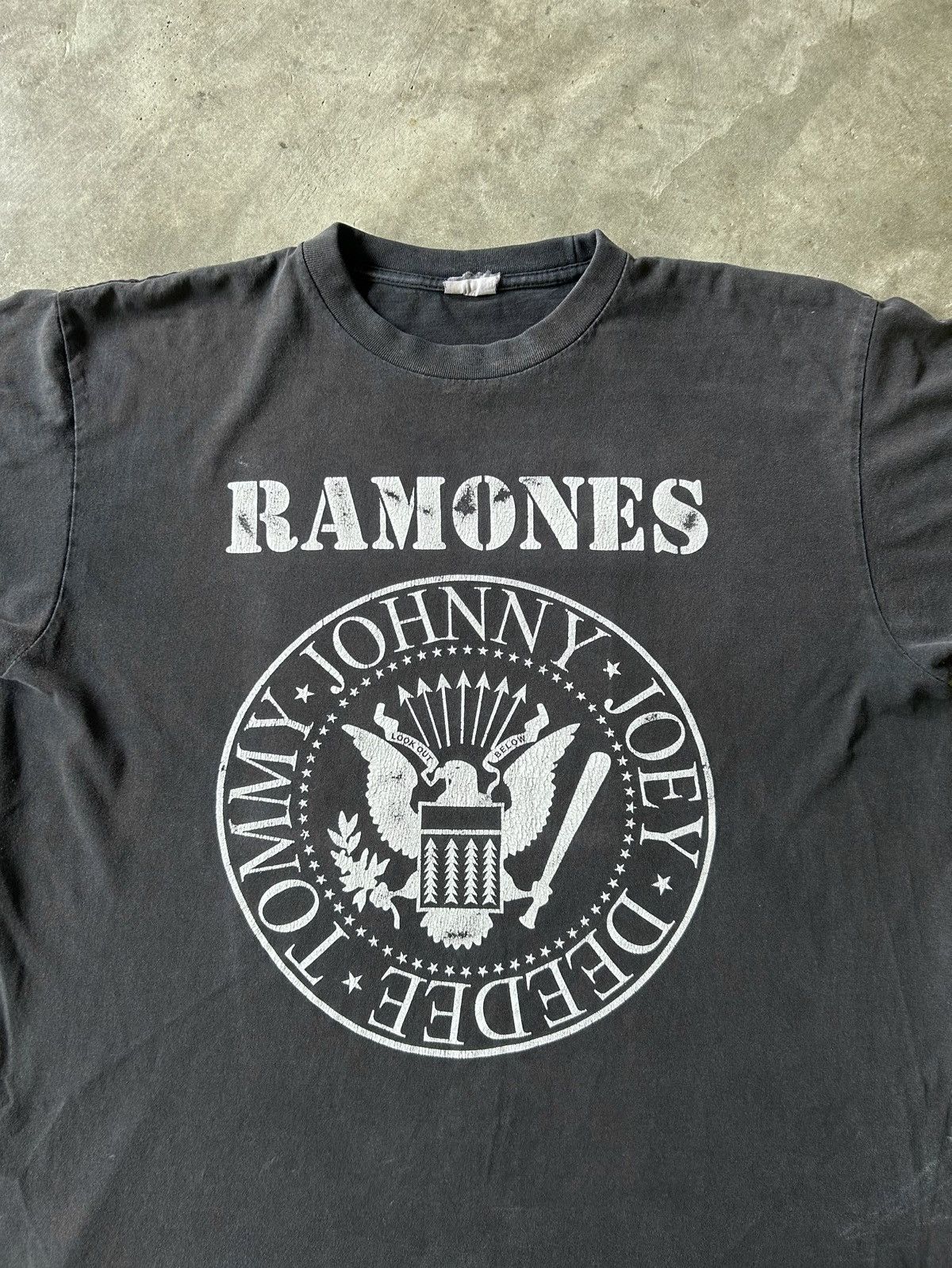 Band Tees Vintage Ramones Look out Below Logo 90s Shirt Size US XL / EU 56 / 4 - 2 Thumbnail
