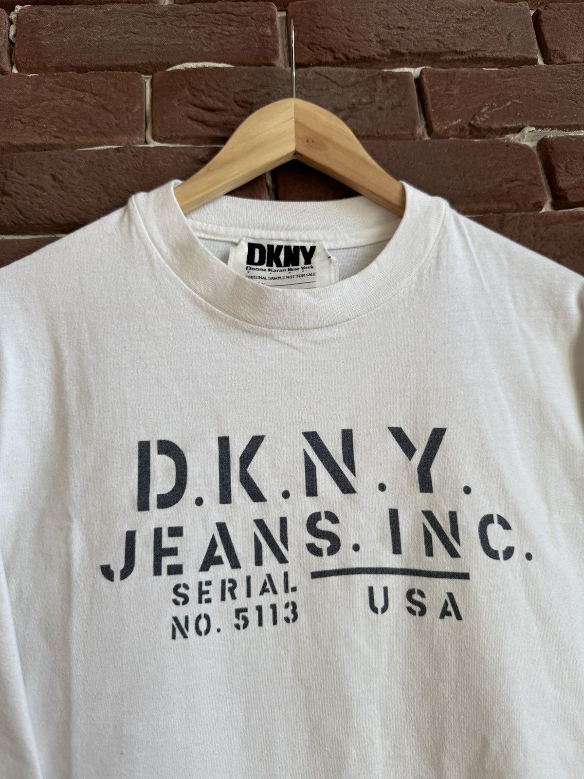 DKNY Vintage 90s DKNY Classics Logo Sampe Hype Designer T Shirt L Size US L / EU 52-54 / 3 - 2 Thumbnail