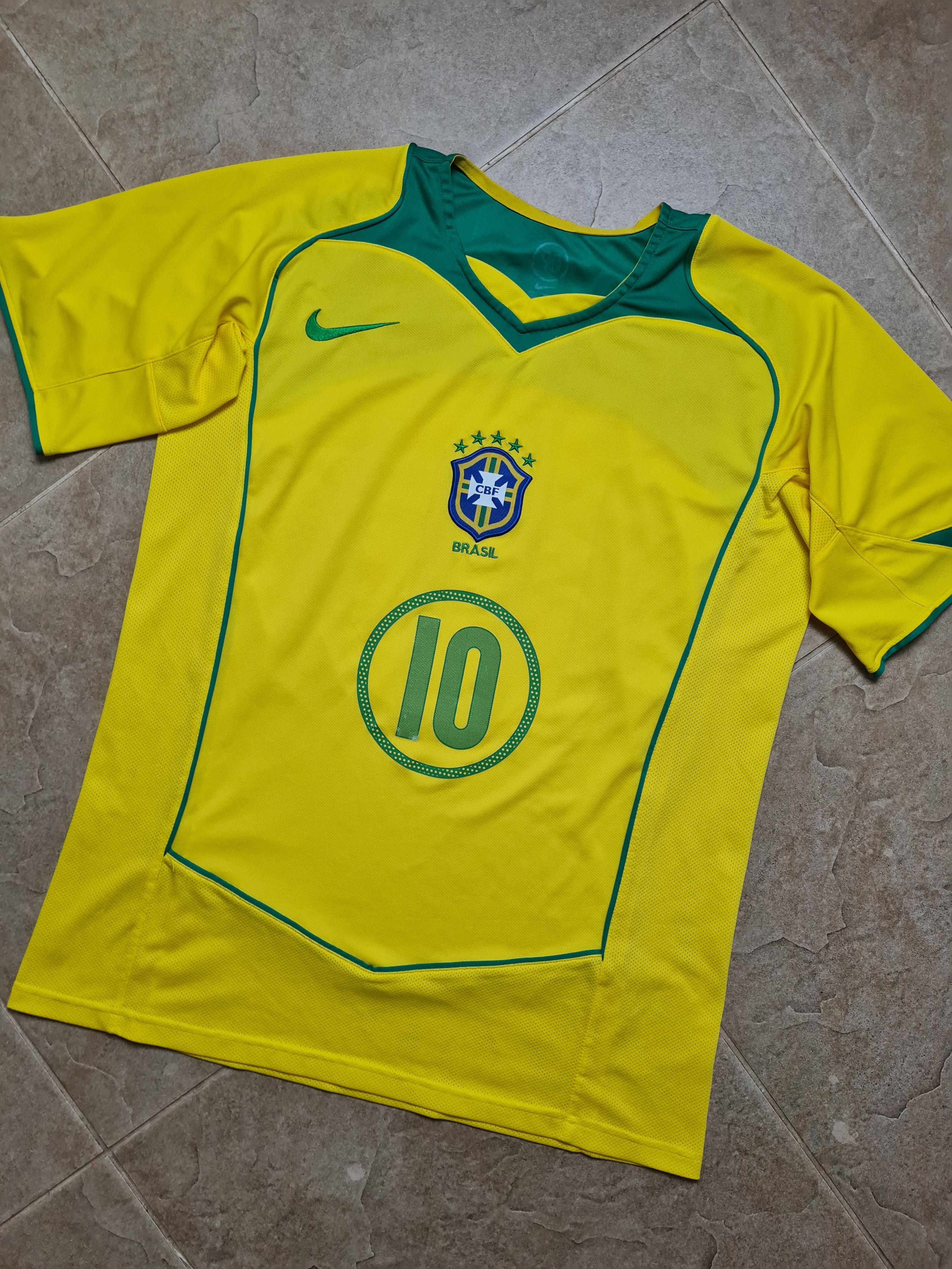 Nike NIKE Brazil 2004 #10 Ronaldinho Vintage Soccer Shirt Size US L / EU 52-54 / 3 - 5 Thumbnail