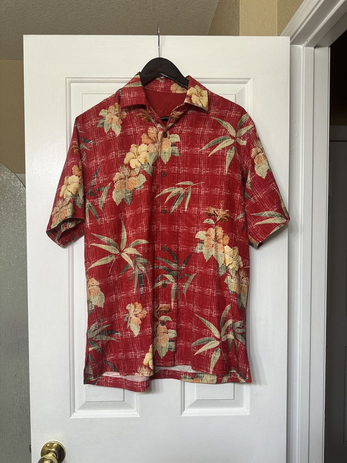 TOMMY BAHAMA 100% silk button hotsell down Hawaiian shirt