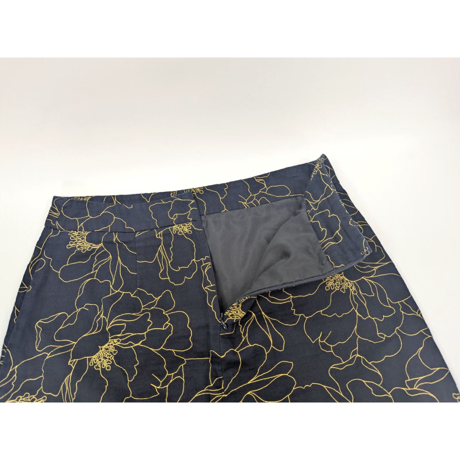 Ann Taylor Ann Taylor Factory Skirt Womens 10 Black Gold Flowers Floral Midi Work Straight Size 32" / US 10 / IT 46 - 6 Thumbnail