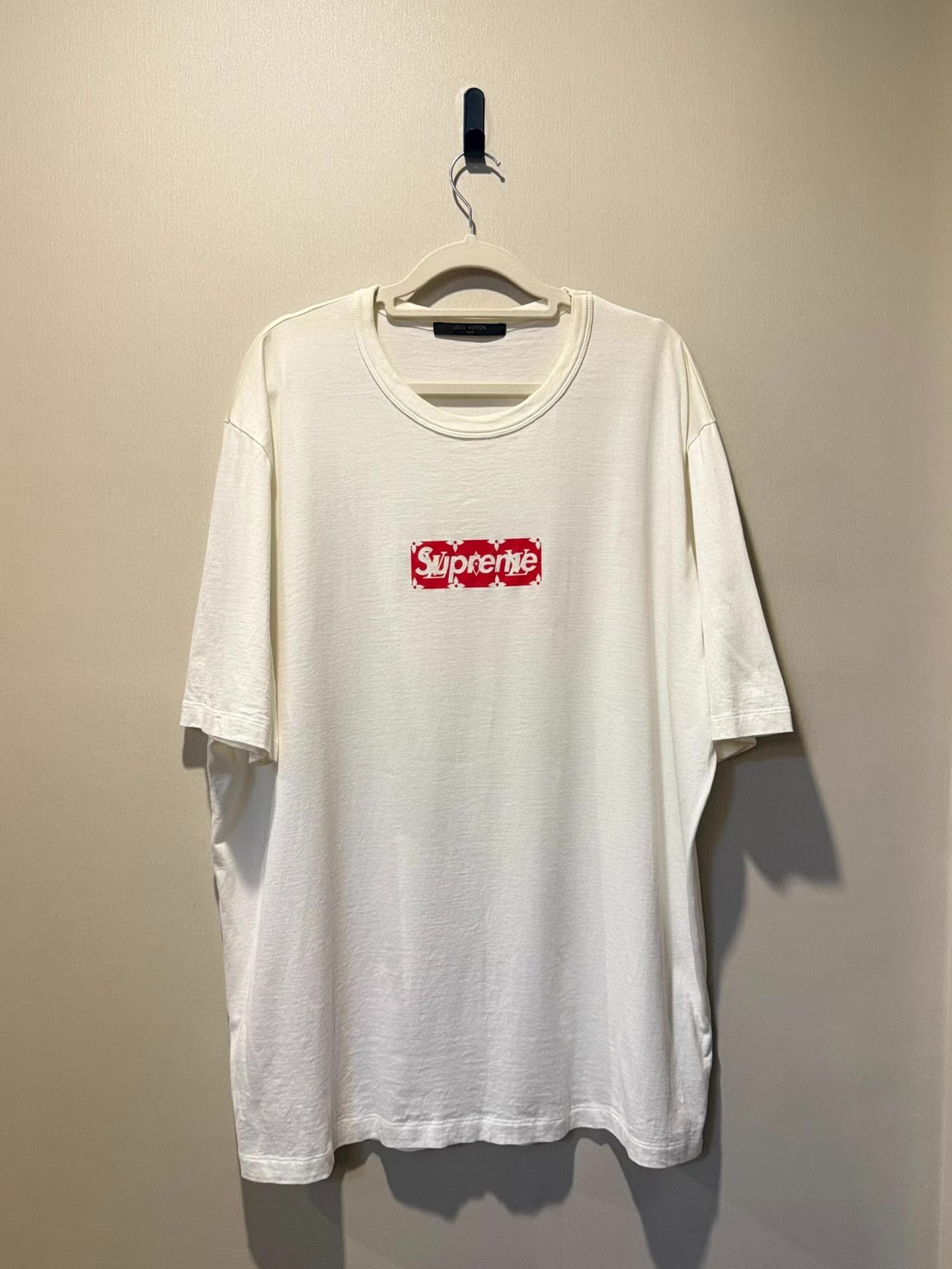 Louis Vuitton Louis Vuitton x Supreme Box Logo T‑shirt Ｑ20 Size US L / EU 52-54 / 3 - 1 Thumbnail