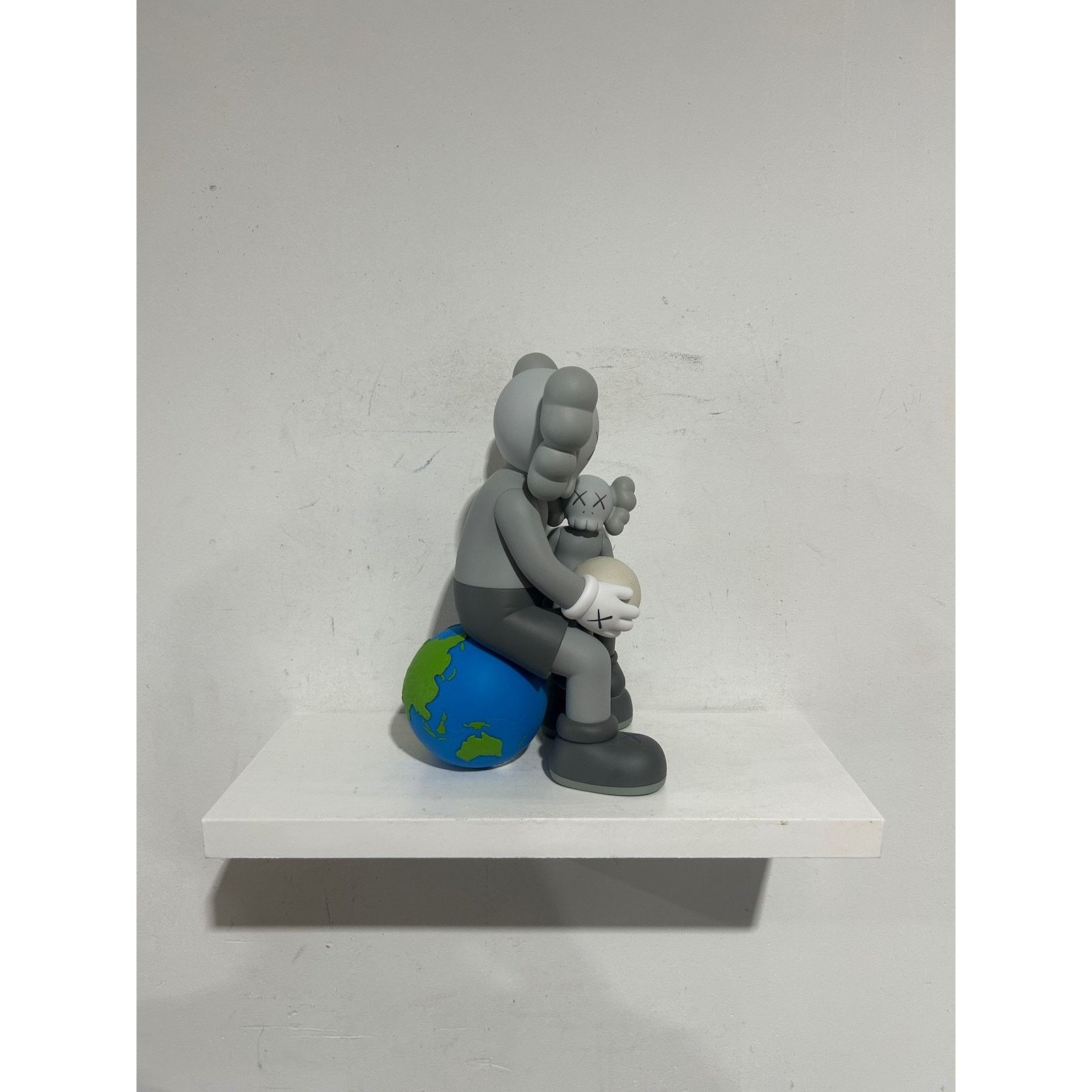 Kaws KAWS BROWN HOLIDAY THAILAND VINYL FIGURE NEW Size ONE SIZE - 4 Thumbnail