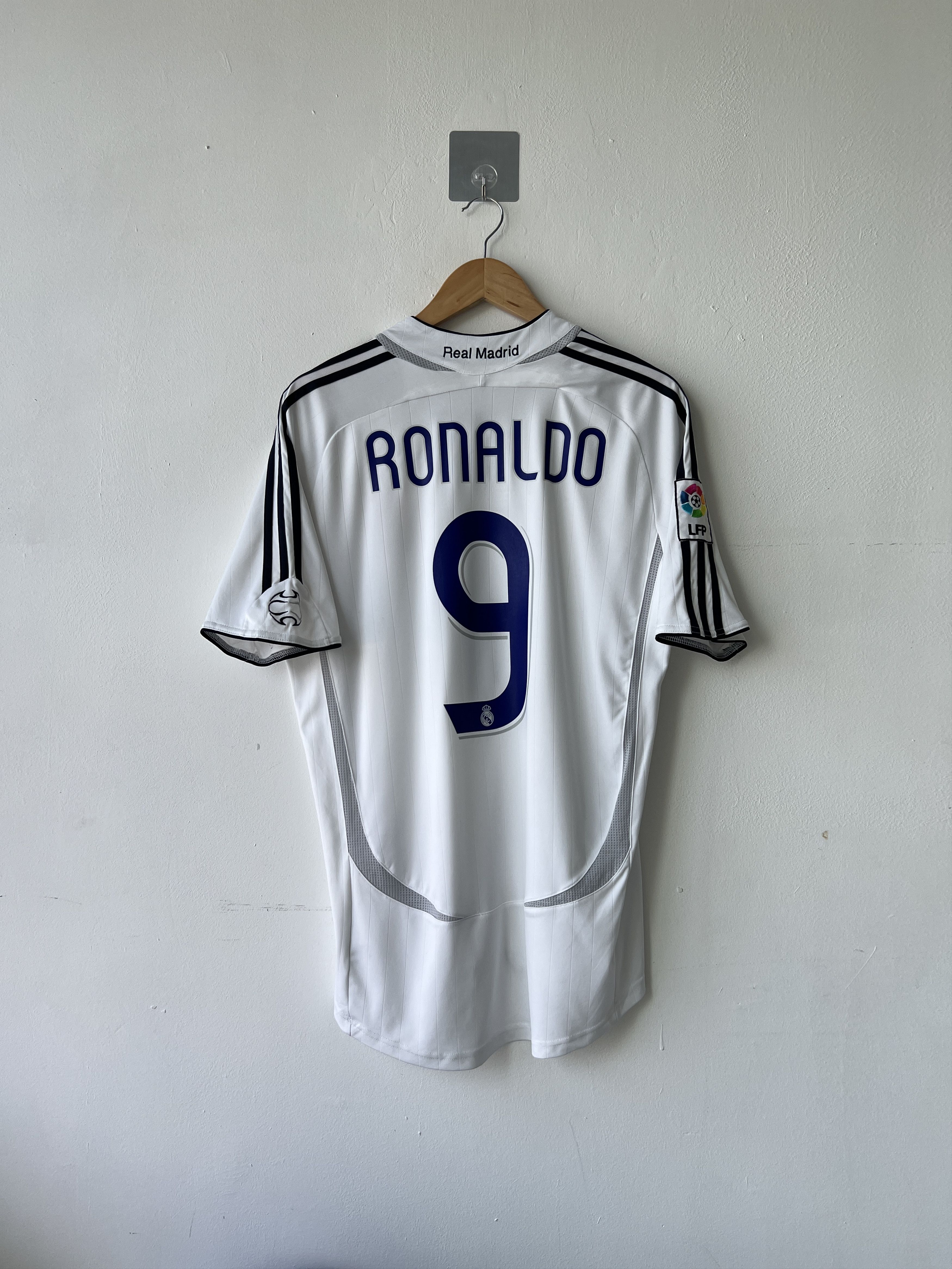 Adidas (M) Real Madrid 2006-07 Home Kit Ronaldo #9 Size US M / EU 48-50 / 2 - 1 Thumbnail