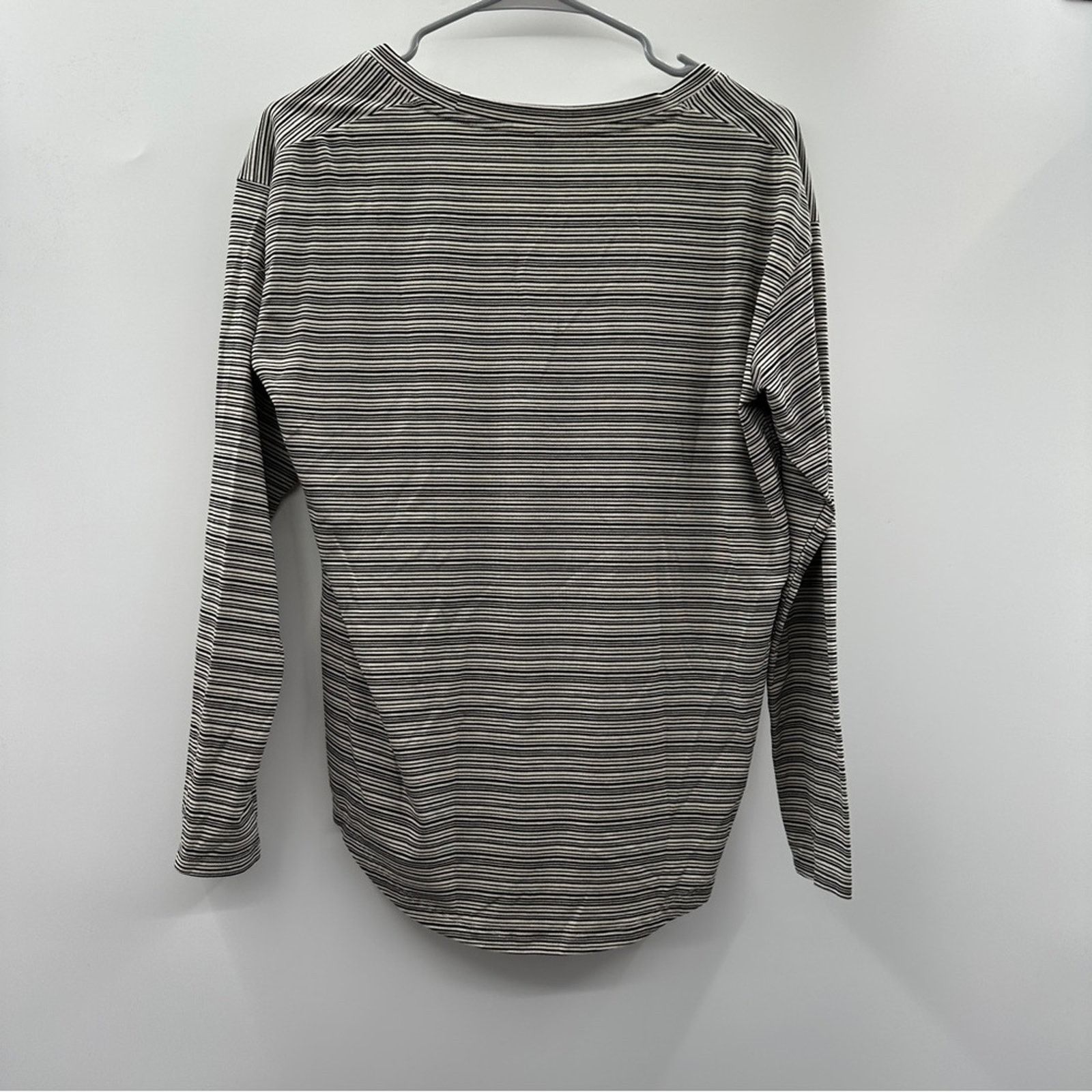 Athleta Athleta Cloudlight Gray & White Striped Long Sleeve Top Sz S Size S / US 4 / IT 40 - 6 Thumbnail
