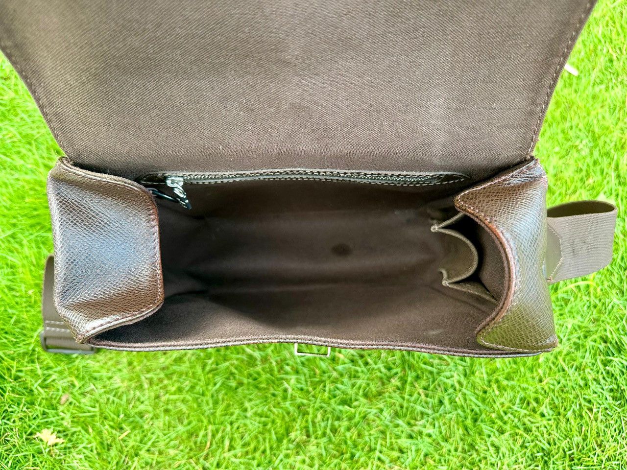 Louis Vuitton Authentic Louis Vuitton Grizzli Taiga Yaranga Porte Appareil Size ONE SIZE - 7 Thumbnail
