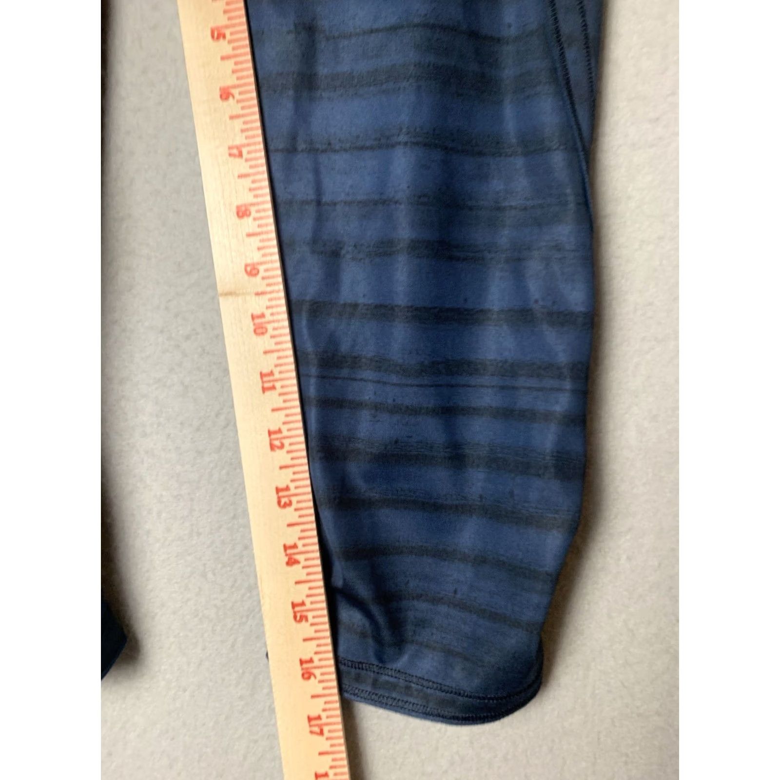 Lululemon Lululemon Athletica Women’s Size 4 Blue Stripped Leggings Capri Yoga CoolMax Size 27" / US 4 / IT 40 - 7 Thumbnail
