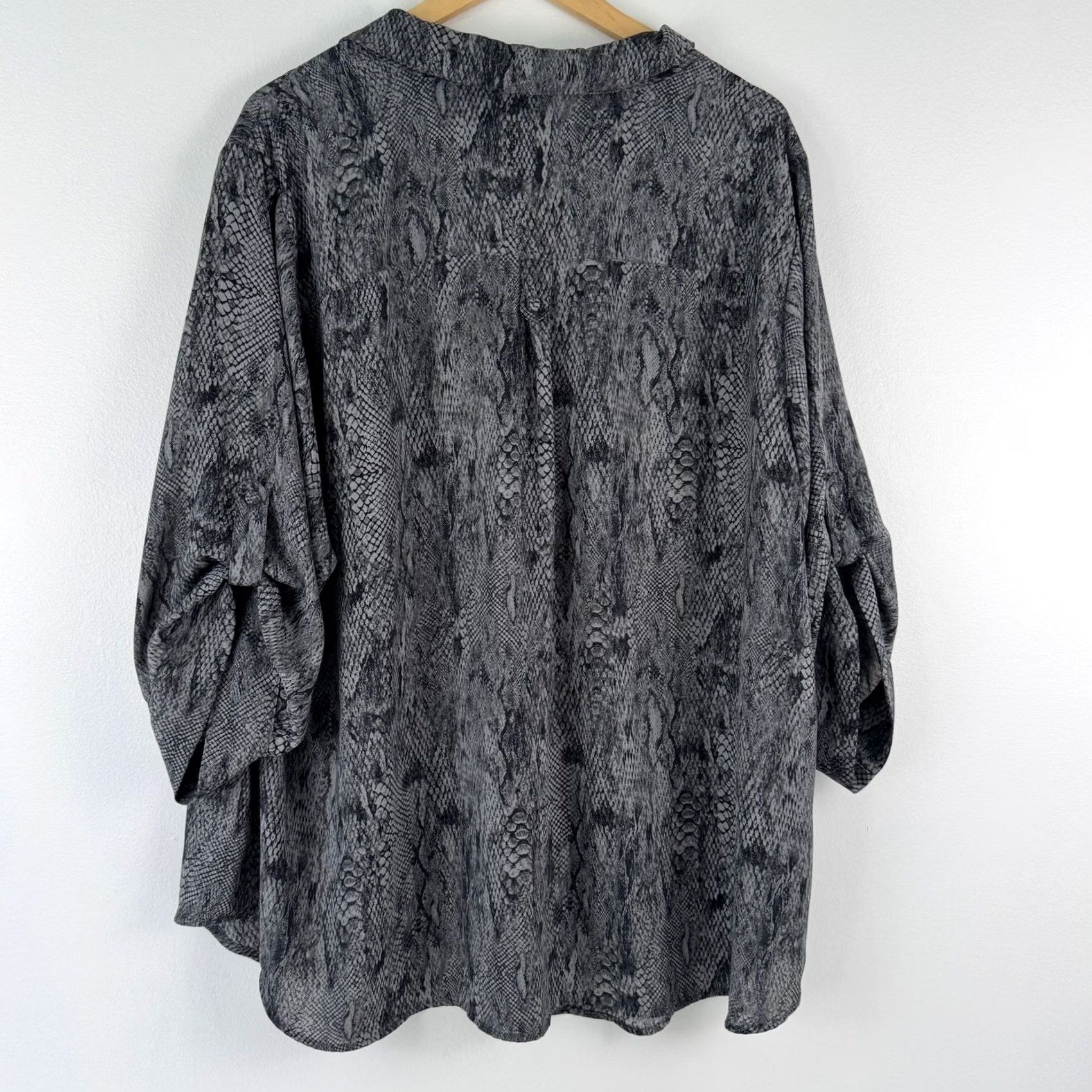 Torrid Torrid Grey Snakeskin Print Georgette Button Down Blouse Plus 4 4X 3/4 Sleeve Size XXL / US 16-18 / IT 52-54 - 2 Thumbnail