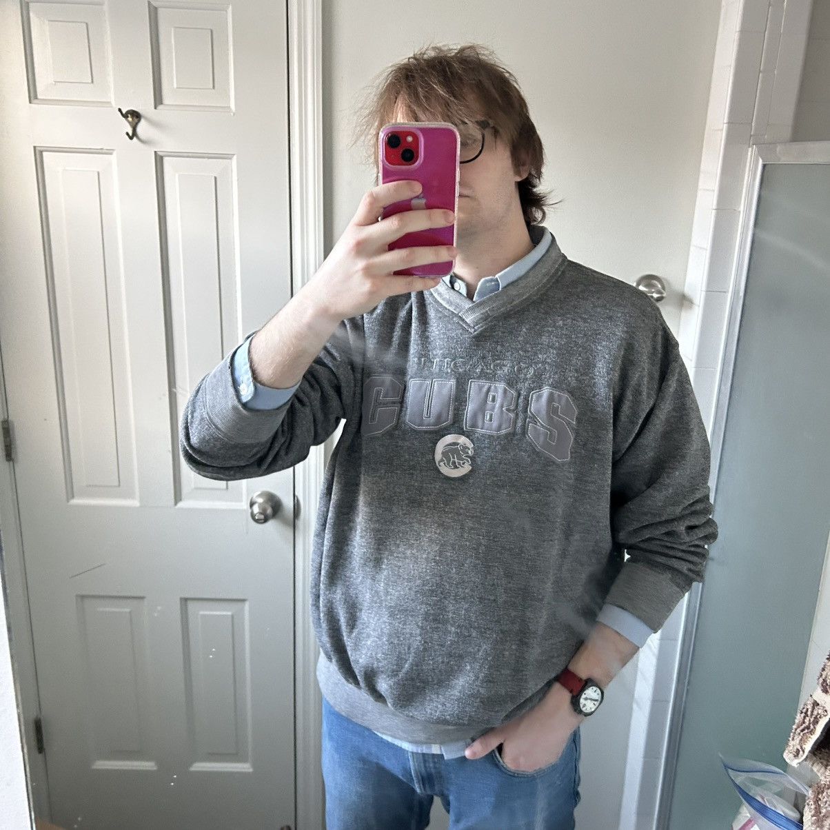Lee Y2K LEE SPORT CHiCAGO CUBS GREYSCALE BOXY V-NECK SWEATSHiRT Size US L / EU 52-54 / 3 - 22 Thumbnail