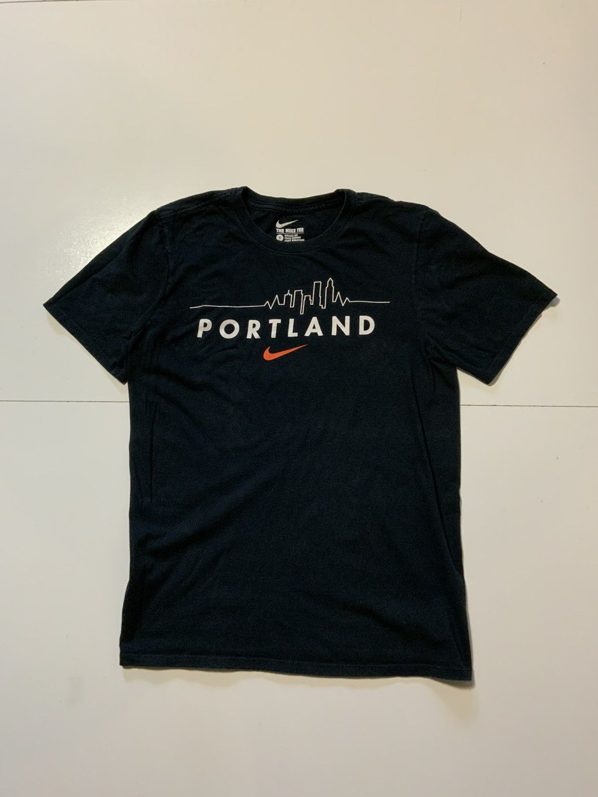 Nike Nike Portland City Skyline Swoosh Black Graphic S/S T-Shirt Size US S / EU 44-46 / 1 - 1 Thumbnail