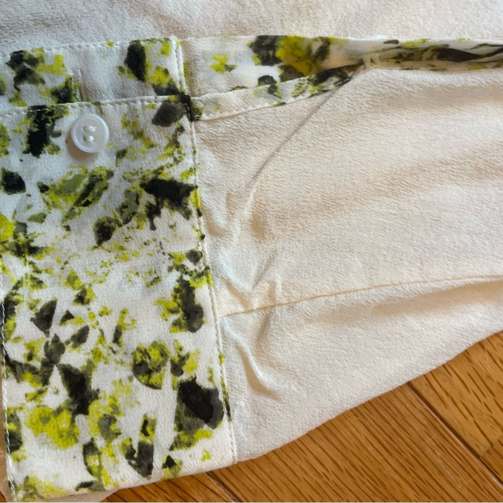 Club Monaco Club Monaco White Silk Blouse with Floral Accents Size S / US 4 / IT 40 - 6 Thumbnail