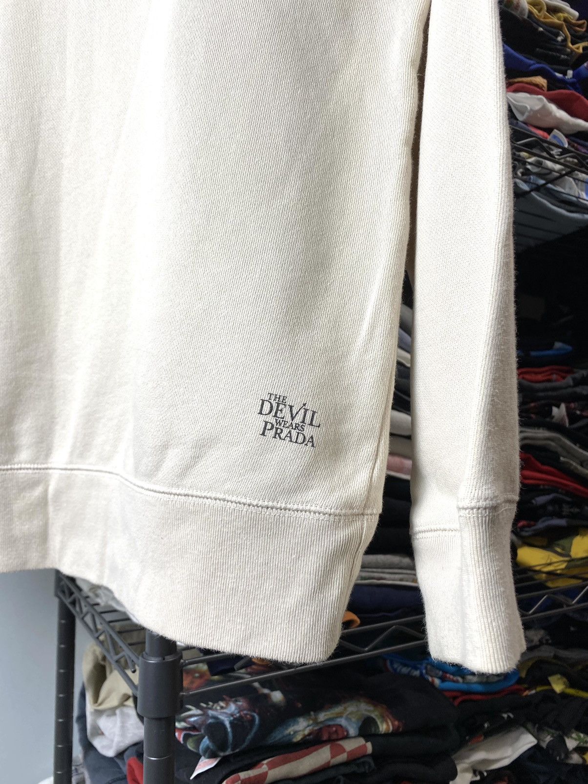 Uniqlo Uniqlo The Devil Wears Prada Movie Sweatshirt Hype Size US S / EU 44-46 / 1 - 10 Thumbnail