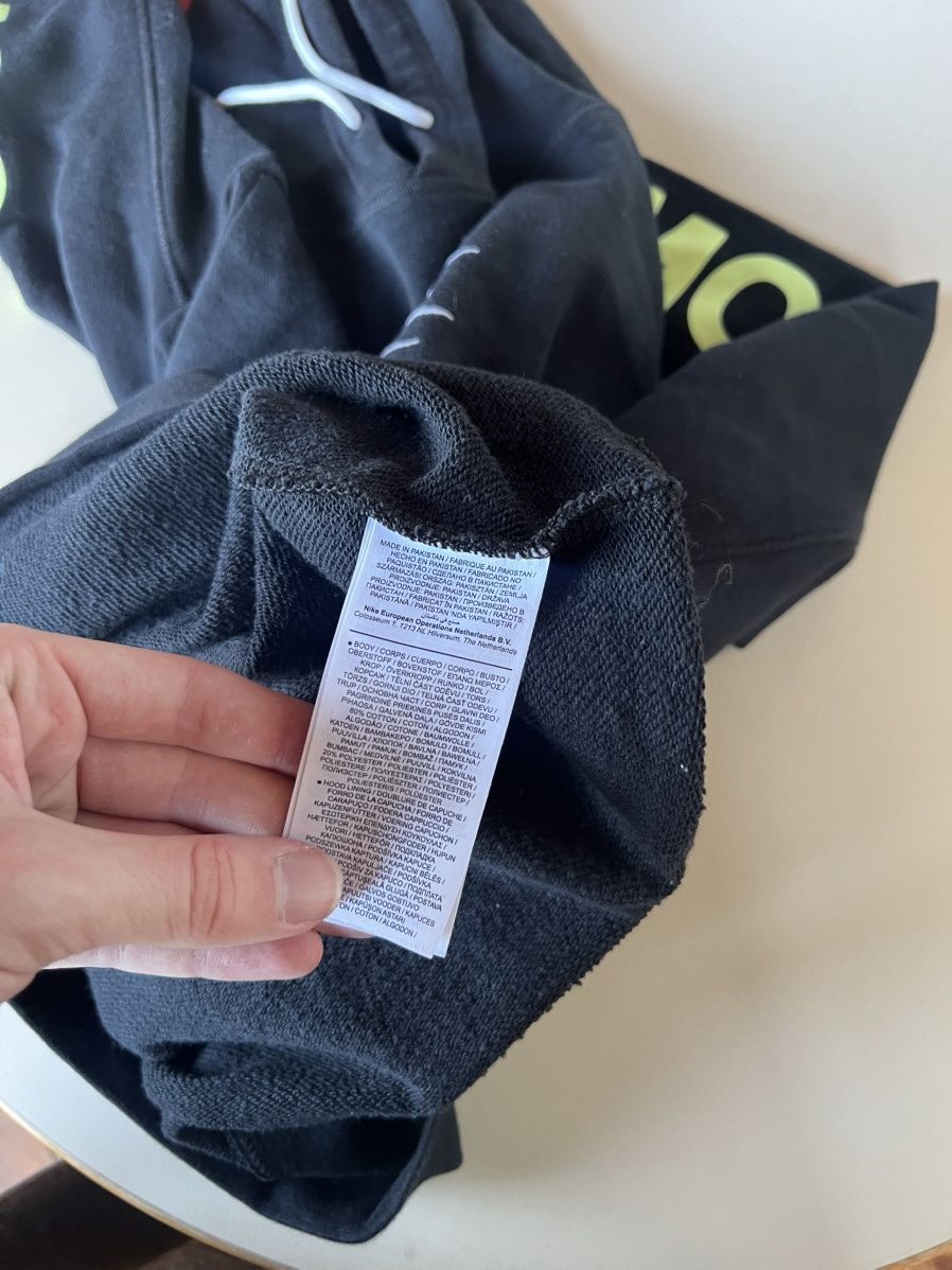 Nike 2021/2022 NIKE NSW WORLD TOUR PRINTED BLACK HOODIE SIZE M Size US M / EU 48-50 / 2 - 13 Thumbnail