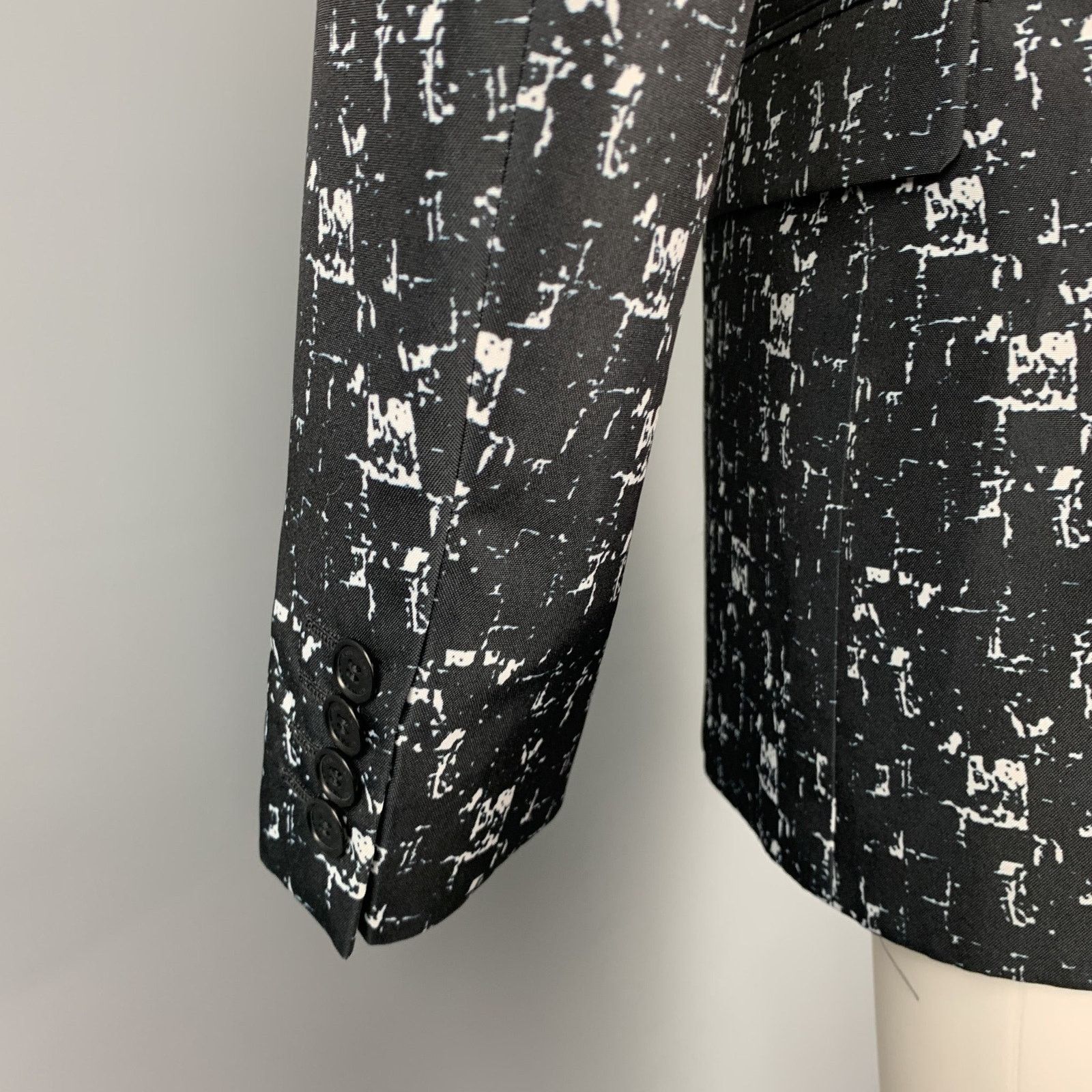 Calvin Klein Size 40 Black & White Print Polyester Sport Coat Size 40R - 5 Thumbnail