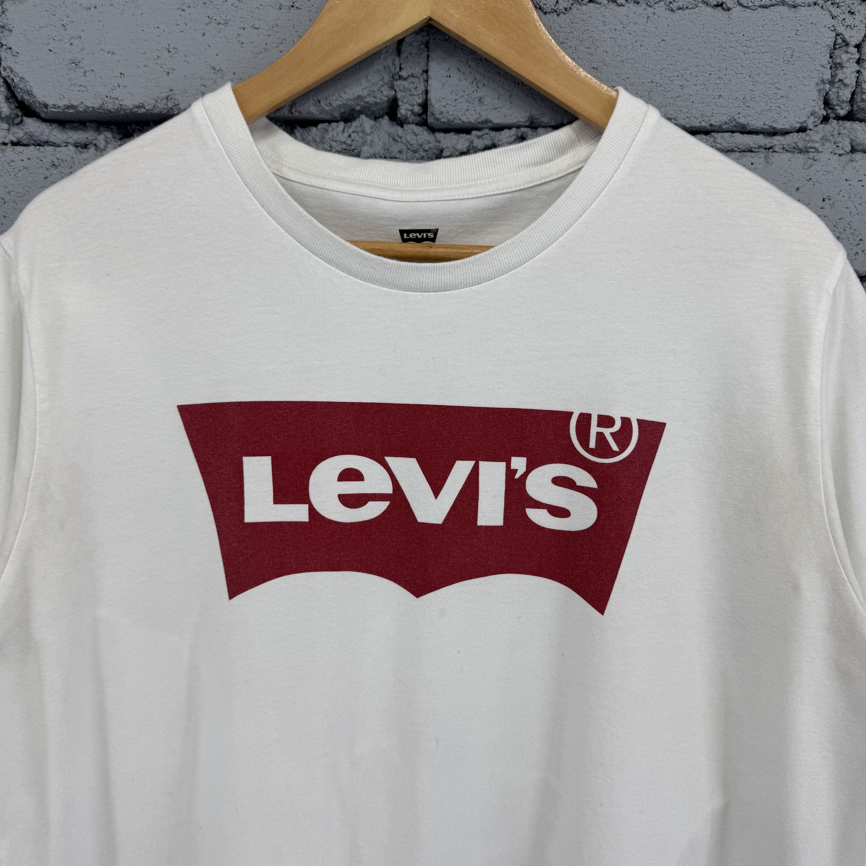 Levi's Levi's White Graphic Tshirt With The Iconic Red Batwing Logo Size US L / EU 52-54 / 3 - 3 Thumbnail