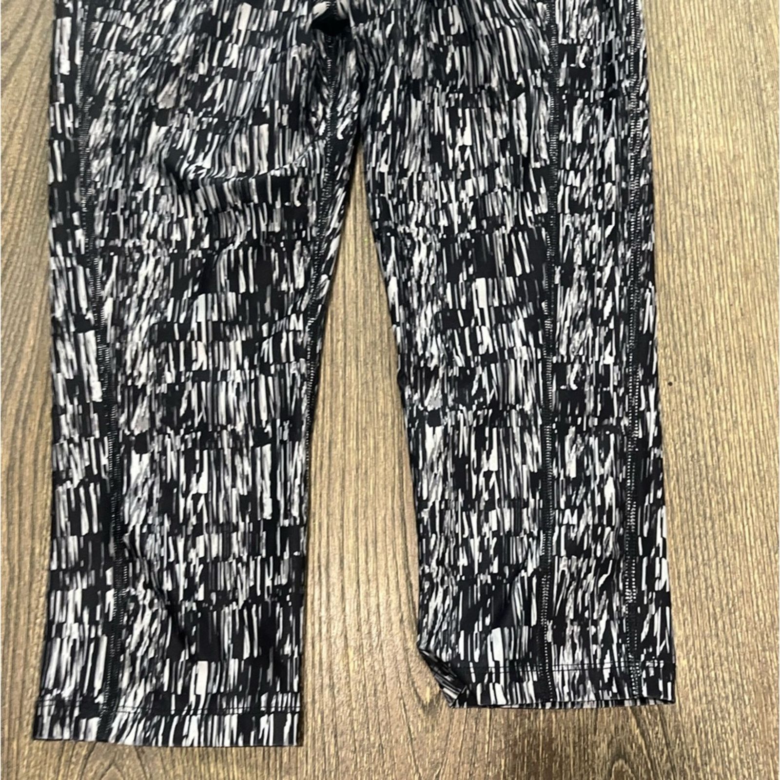 Nike Nike Leggings Dri Fit Capri Athletic Yoga Gym Geometric Size 26" / US 2 / IT 38 - 8 Thumbnail