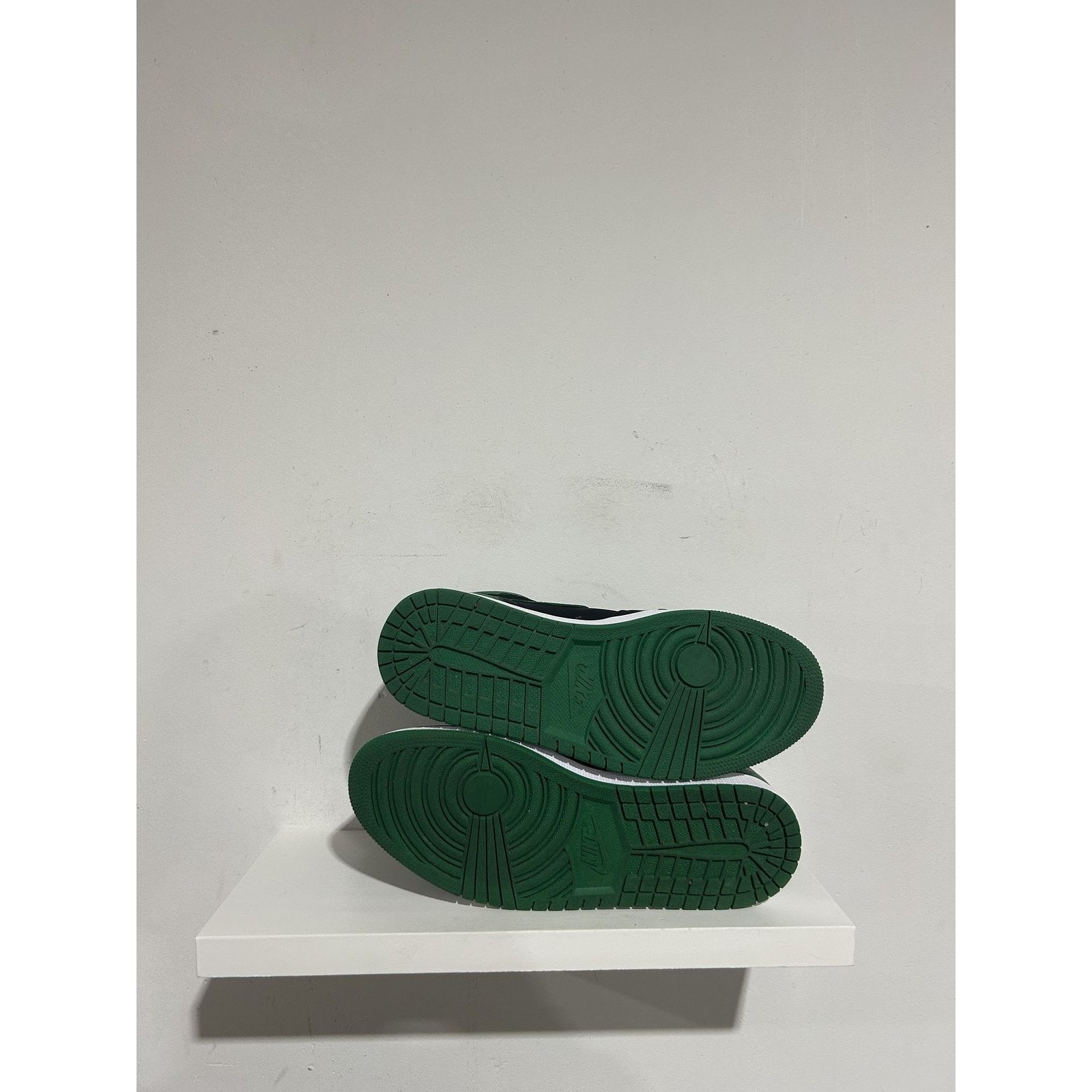 Jordan Brand Jordan 1 Pine Green Size 9.5 Preowned Size US 9.5 / EU 42-43 - 3 Thumbnail