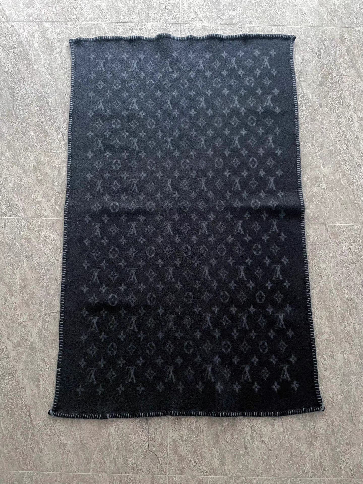 Louis Vuitton Louis Vuitton Reversible Wool Blanket Size ONE SIZE - 1 Thumbnail