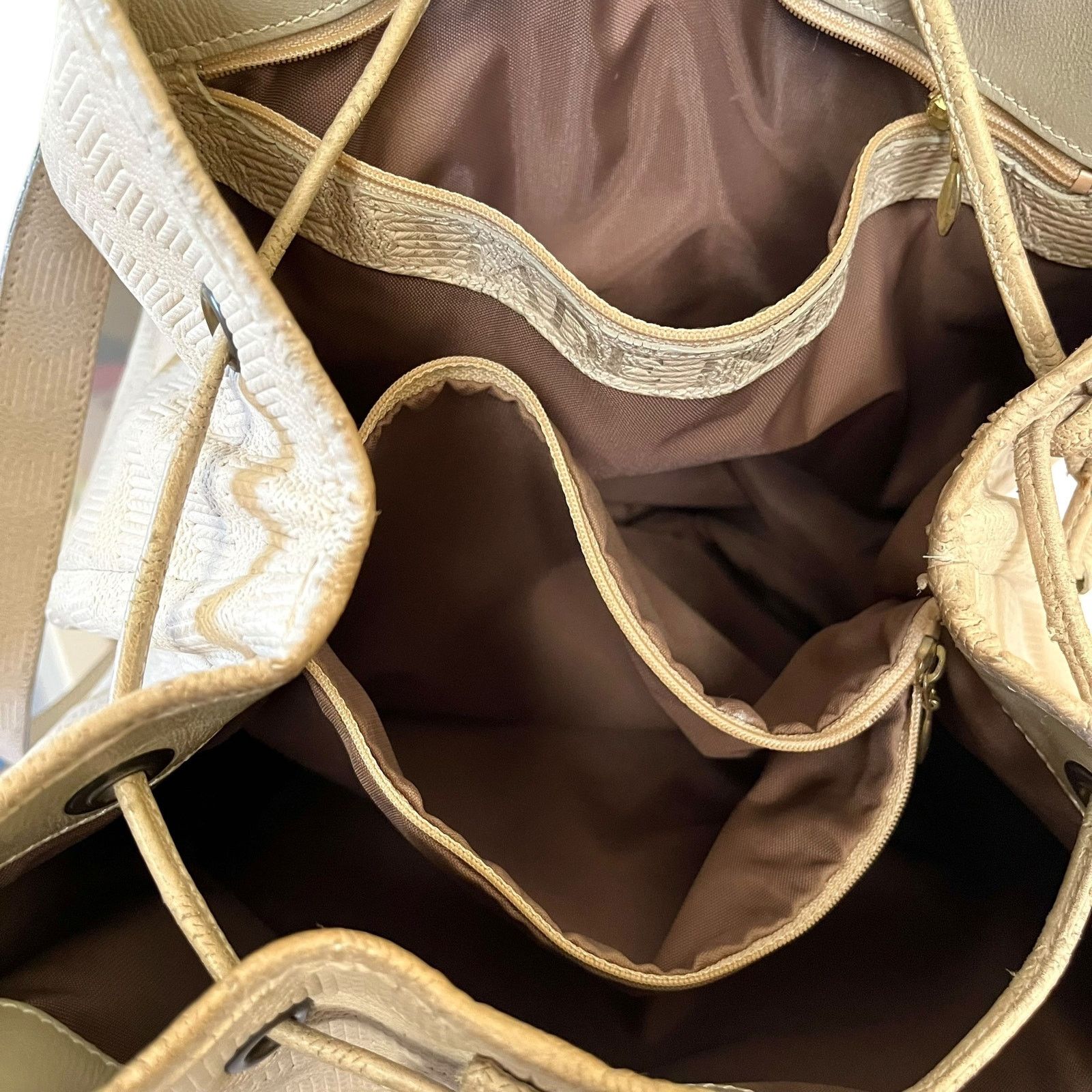 BRAHMIN × Vintage Brahmin Vintage Chevron Embossed Cream Leather Bucket Bag Size ONE SIZE - 7 Thumbnail