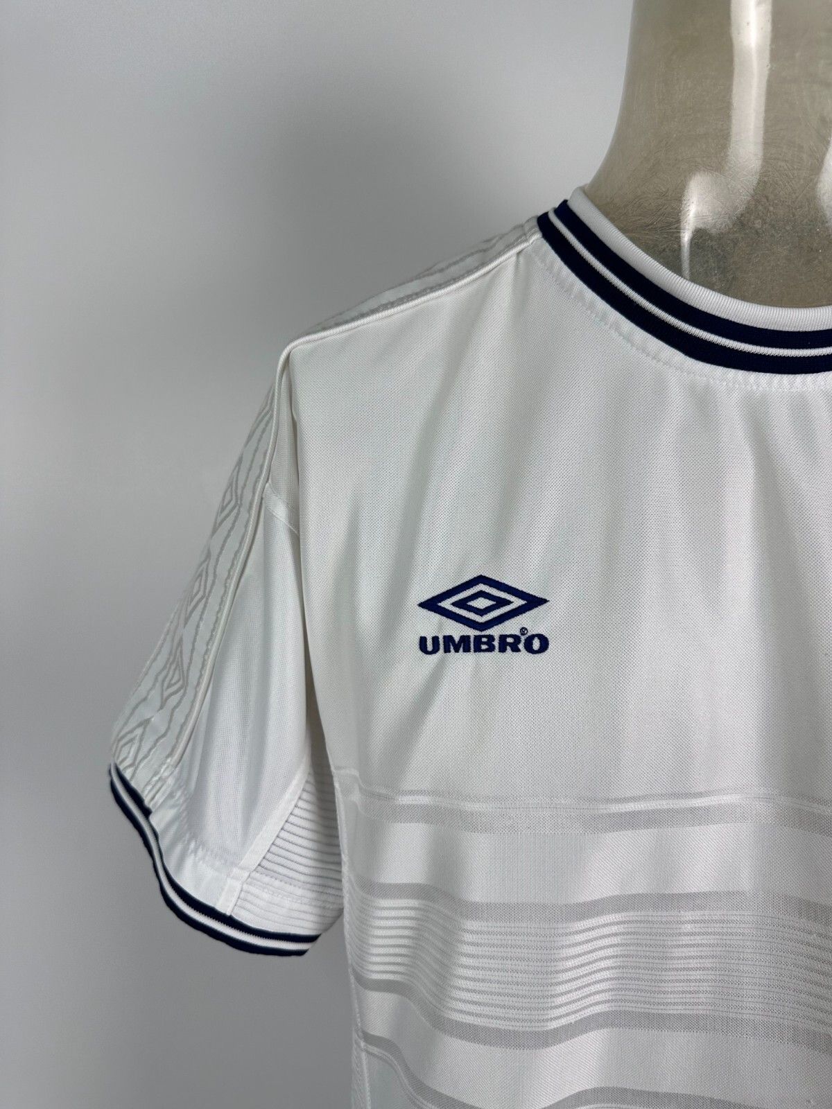 Umbro ENGLAND 1999 2001 FOOTBAL SHIRT SOCCER JERSEY UMBRO sz L Size US L / EU 52-54 / 3 - 4 Thumbnail