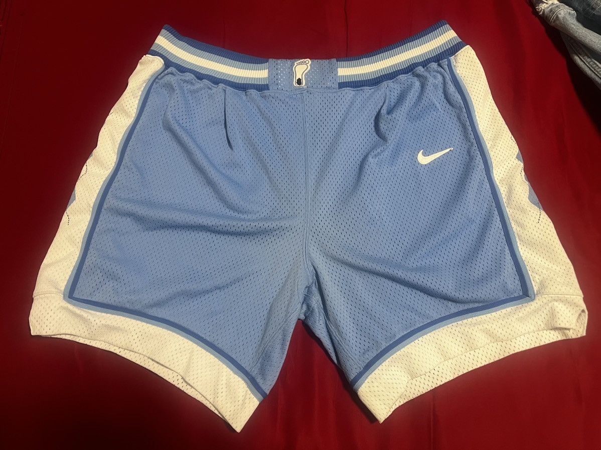 image of Nike North Carolina Tar Heels Team Shorts in Blue, Men's (Size 36)