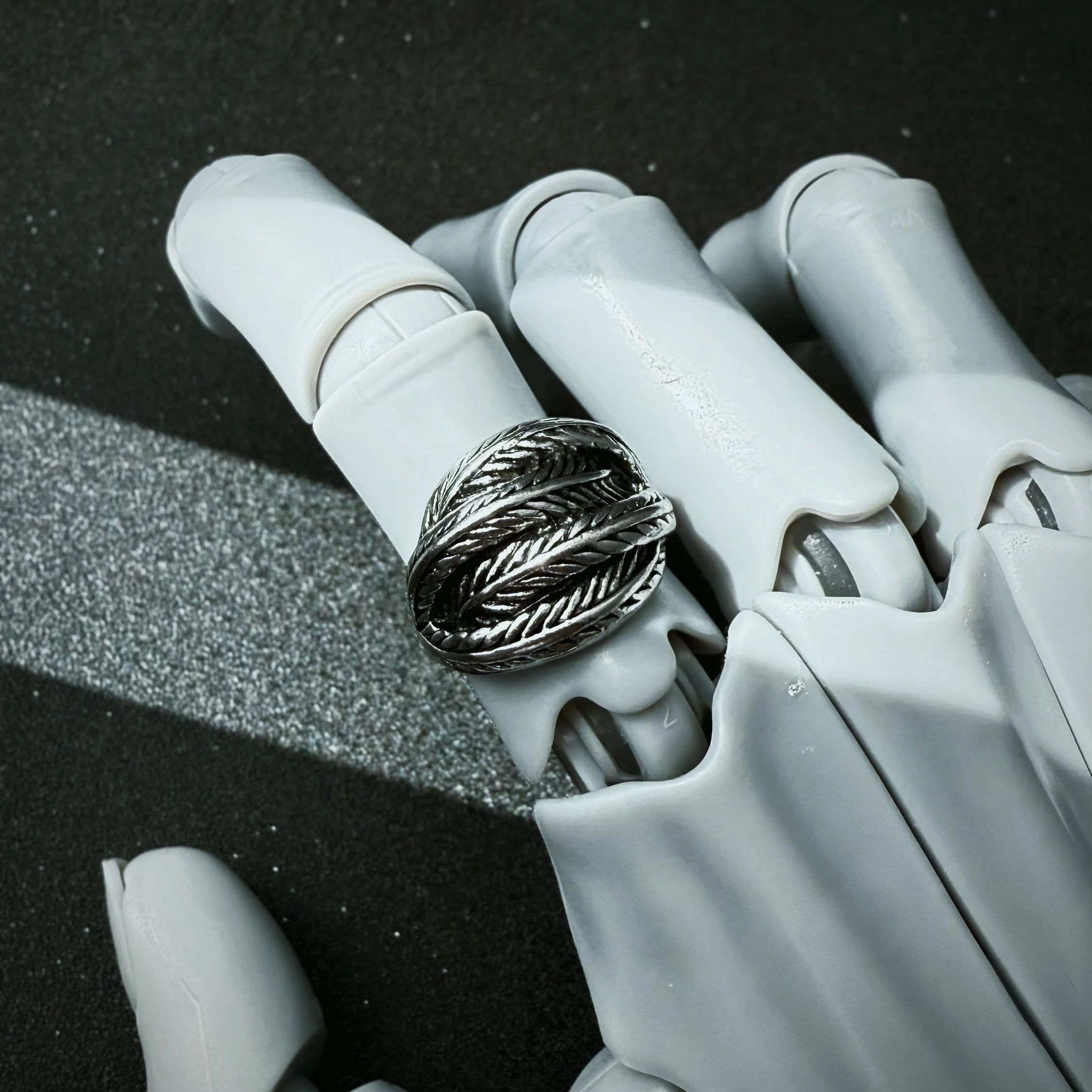 Vintage Retro Overlapping Feather Ring Size ONE SIZE - 4 Thumbnail