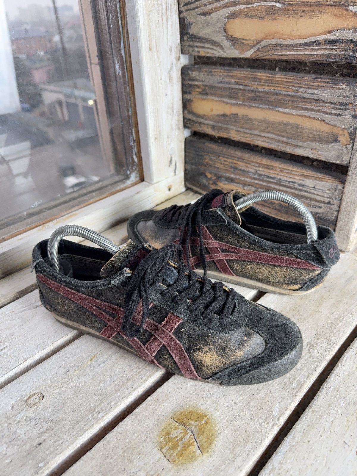 Onitsuka Tiger Onitsuka Tiger Distressed Low-Top Sneakers Black Red US 8 Size US 8 / EU 41 - 1 Thumbnail