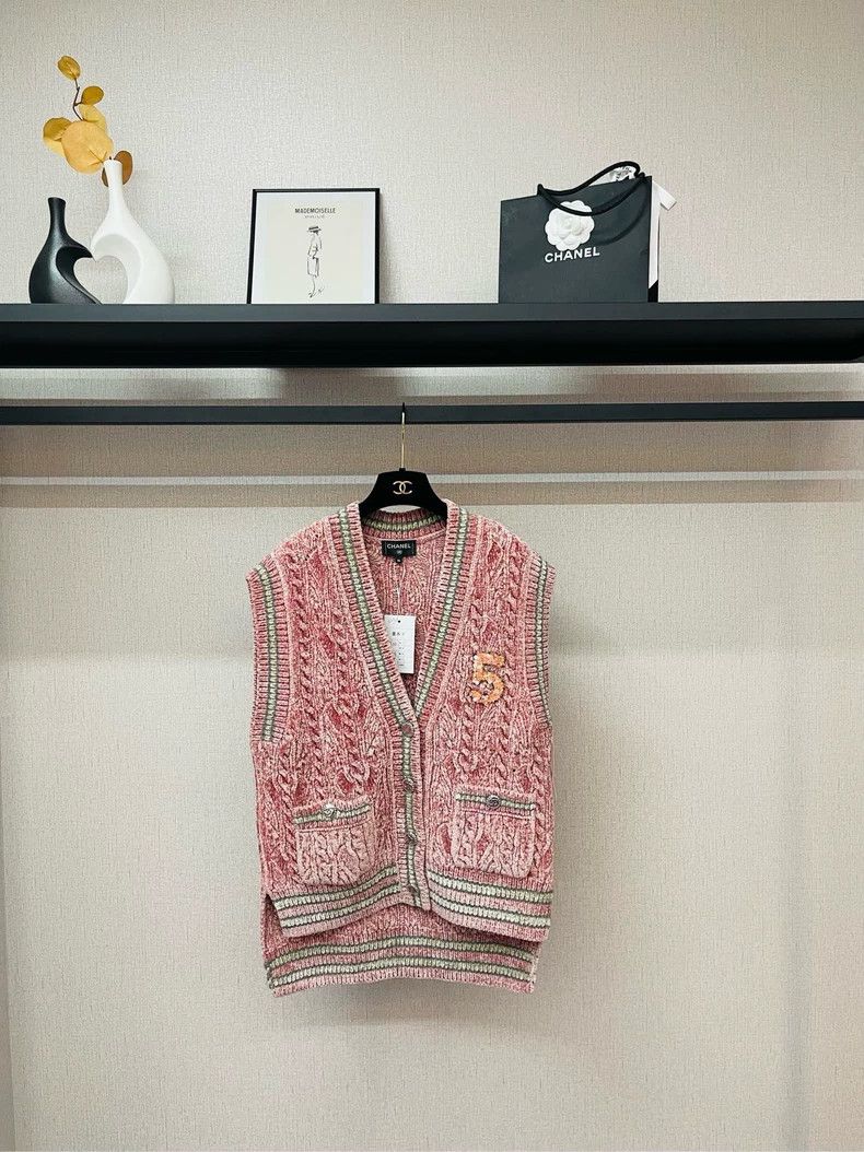 Chanel Chanel Pink Velvet Vest with Bead Details- DMC Size US M / EU 48-50 / 2 - 1 Thumbnail