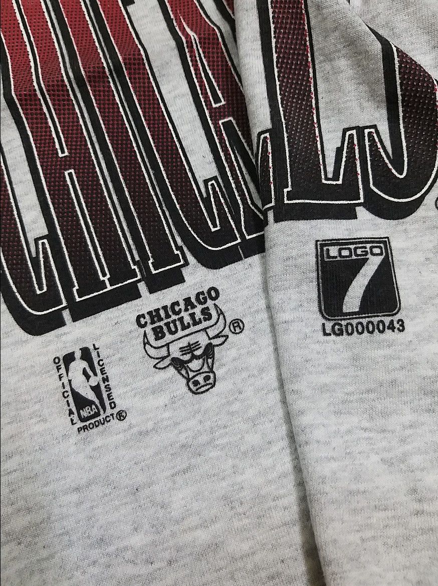 NBA RARE💥VINTAGE 90s CHICAGO BULLS 3 YEAR CHAMPION 91-93 T SHIRT Size US XL / EU 56 / 4 - 4 Thumbnail