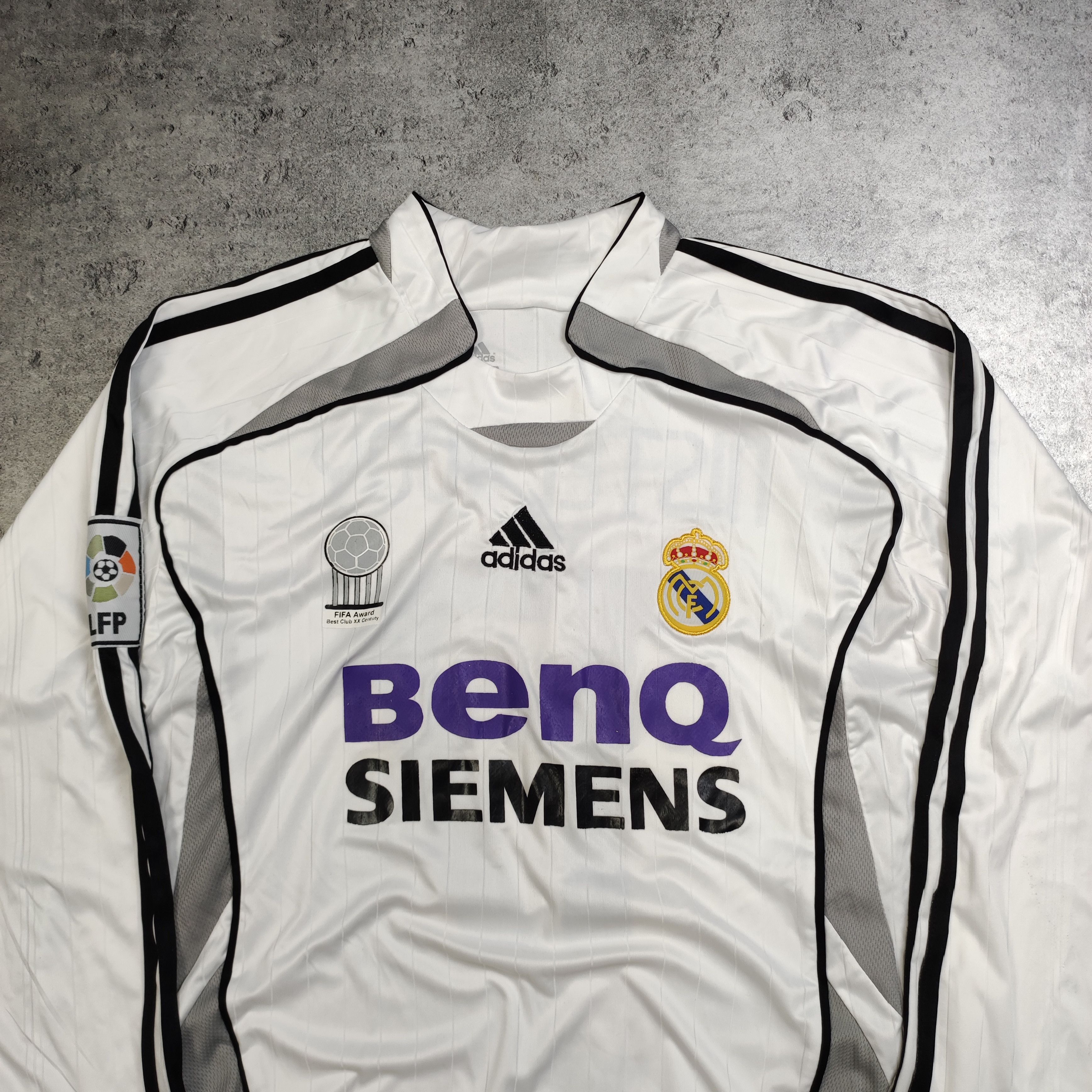 Vintage RARE 2006 Real Madrid Van Nistelrooy #17 Long Home Jersey Size US M / EU 48-50 / 2 - 4 Thumbnail