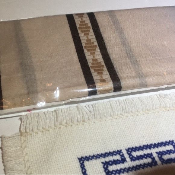 Vintage Vintage lot of 4 handkerchiefs and runner Size ONE SIZE - 5 Thumbnail