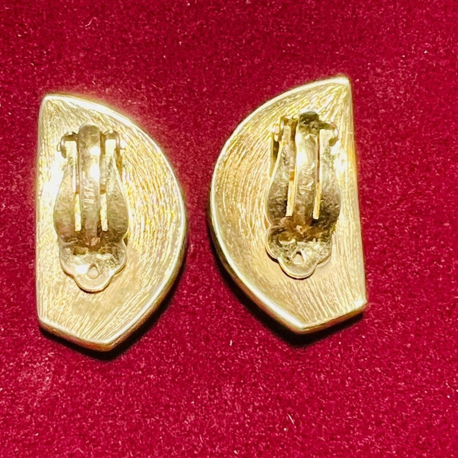 & Other Stories Vintage Trifari - Cream Half Shield Gold tone Clip Earrings Size ONE SIZE - 2 Thumbnail