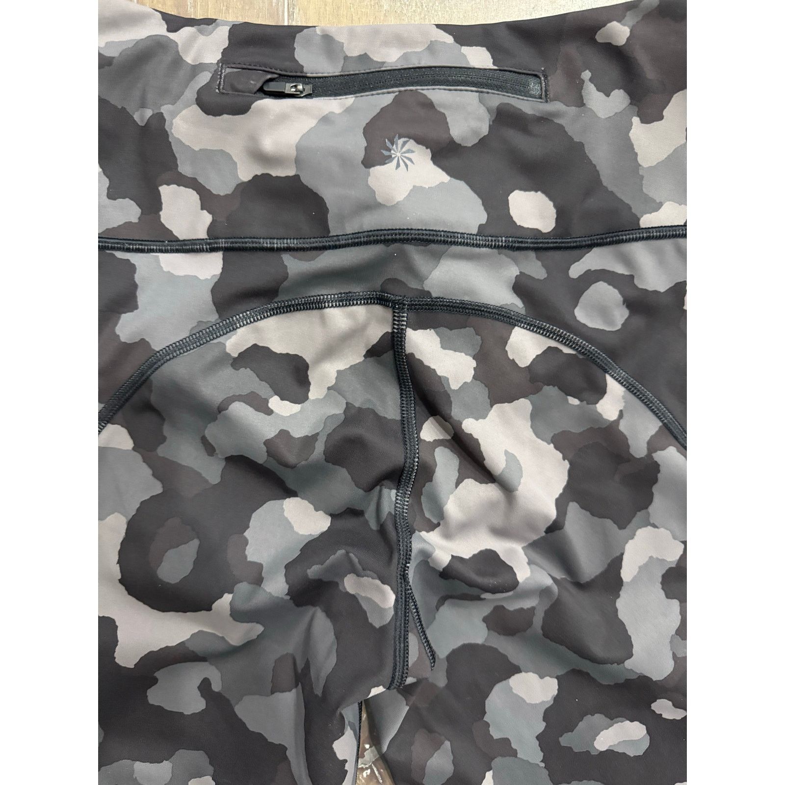 Athleta Athleta lightening camouflage leggings black small Size 28" / US 6 / IT 42 - 4 Thumbnail