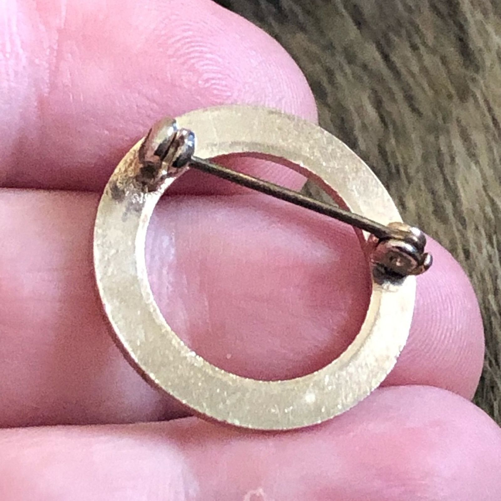 Vintage Vintage 70s-80s gold tone mini scarf brooch pin Size ONE SIZE - 4 Thumbnail