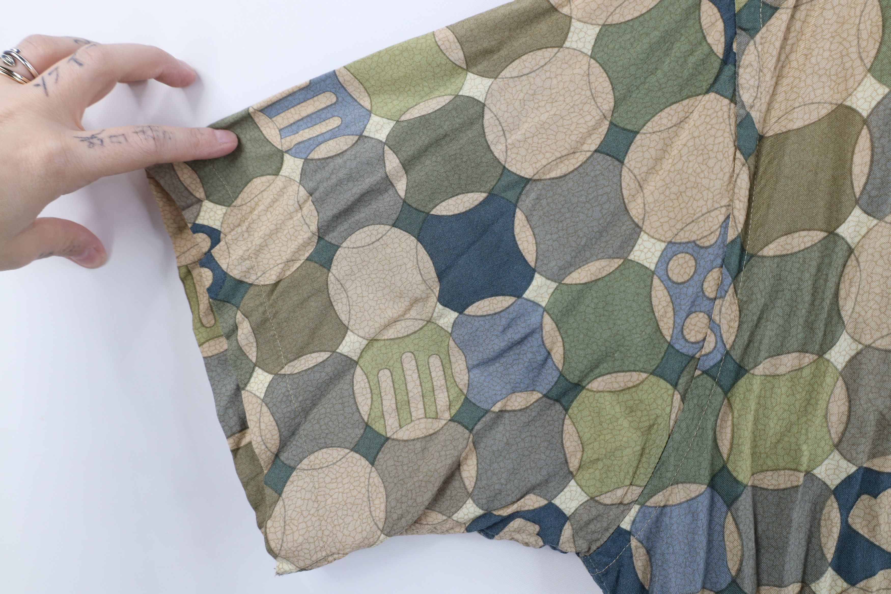 Vintage Vintage 90s Streetwear Rayon Geometric Collared Button Shirt Size US XL / EU 56 / 4 - 6 Thumbnail
