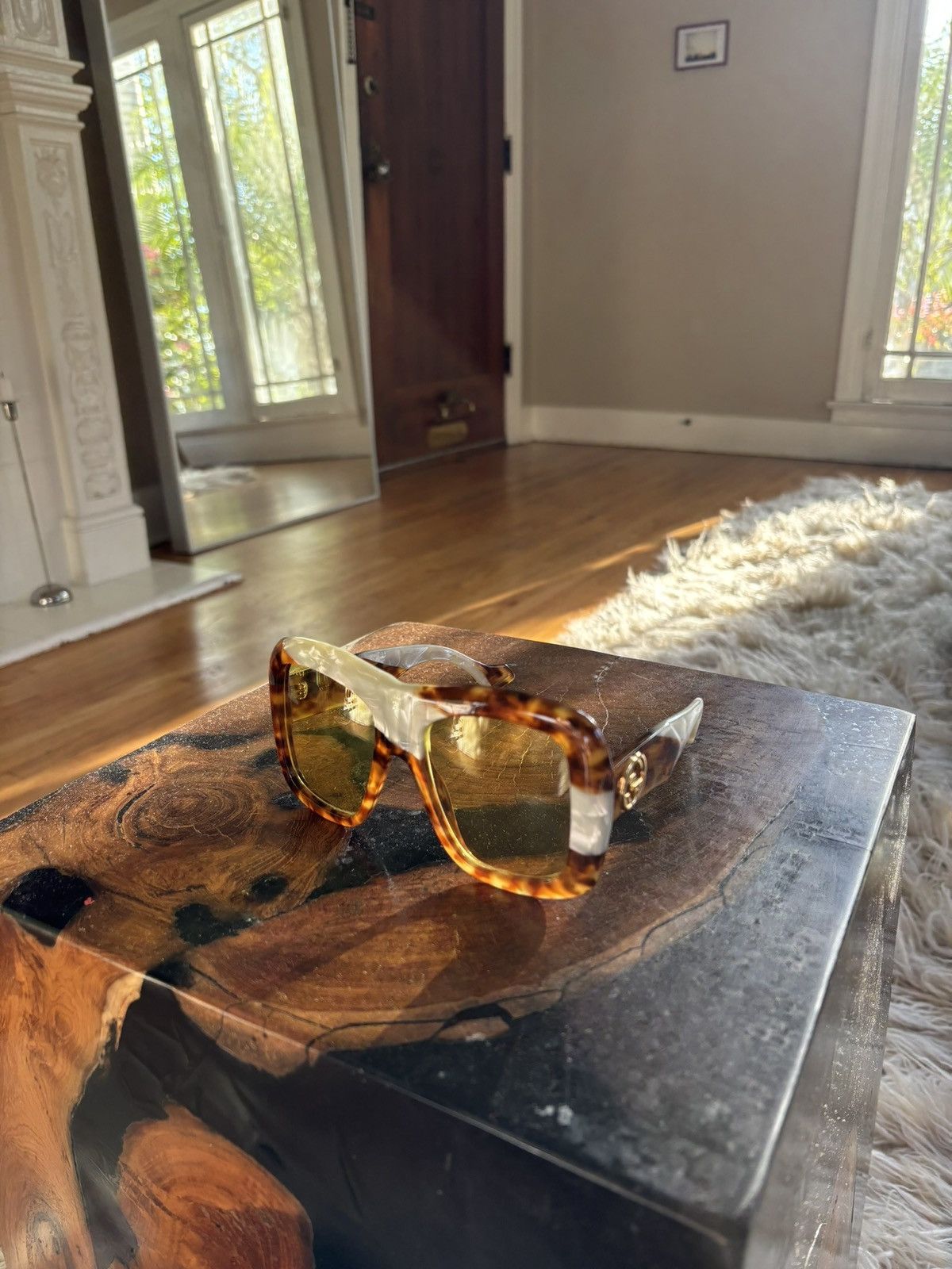 Gucci Oversized Gucci Tortoise Pearl Sunglasses Size ONE SIZE - 4 Thumbnail