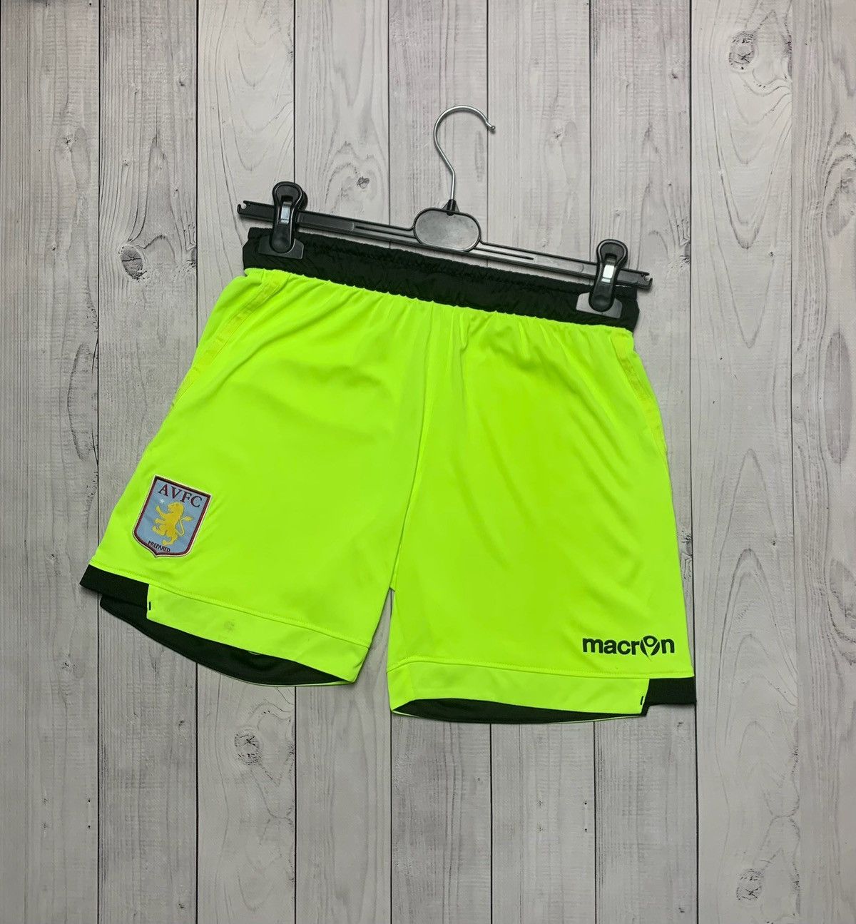 Vintage Vintage Aston villa soccer shorts size Xs yellow Size US 28 / EU 44 - 1 Thumbnail