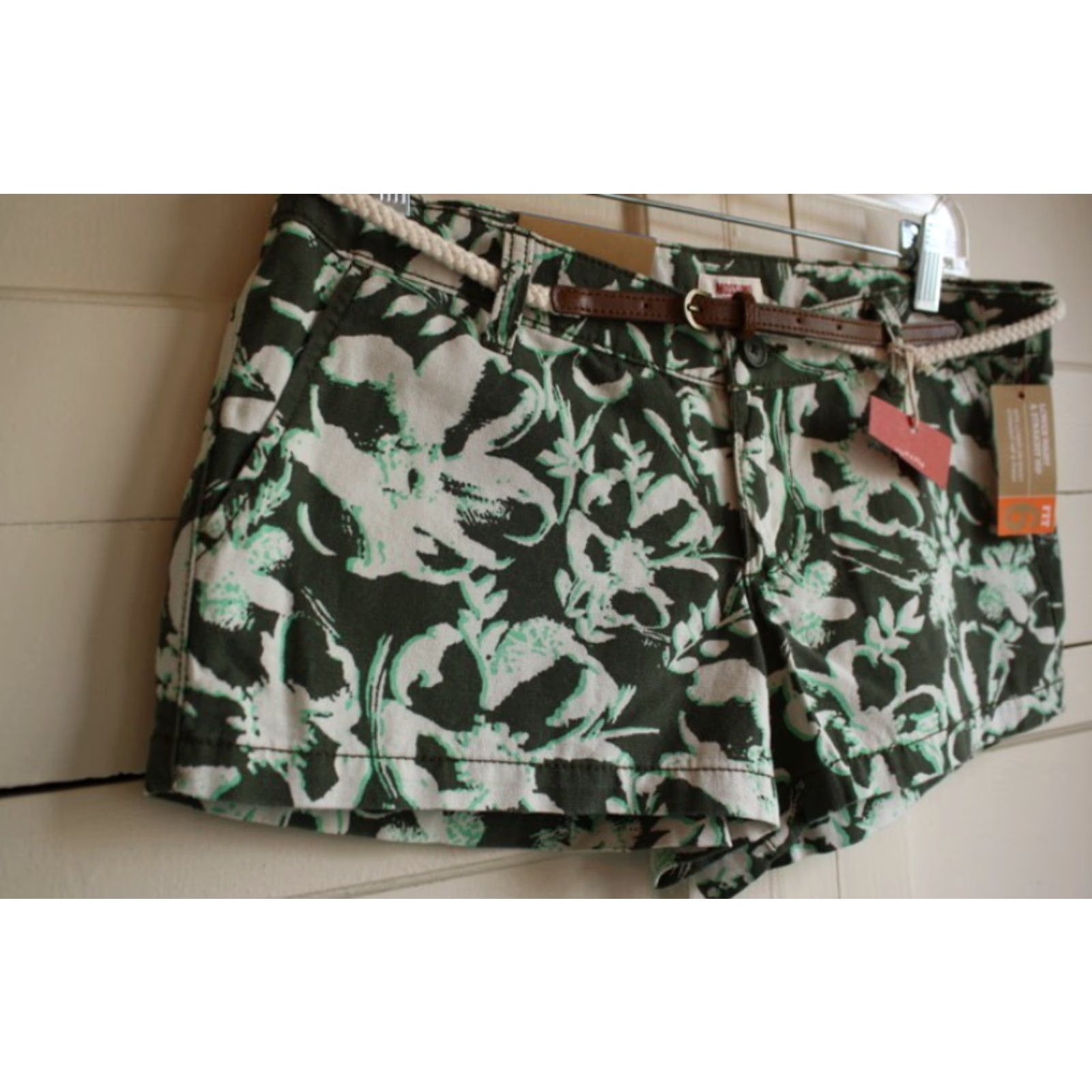 Mossimo Mossimo Women's Short Shorts Mossimo Jr's / Women's Fit 6 9 Denim 100% Cotton Green Beige Floral Pockets Low waist Straight Hip 2 inch inseam Casual Size 30" / US 8 / IT 44 - 3 Thumbnail