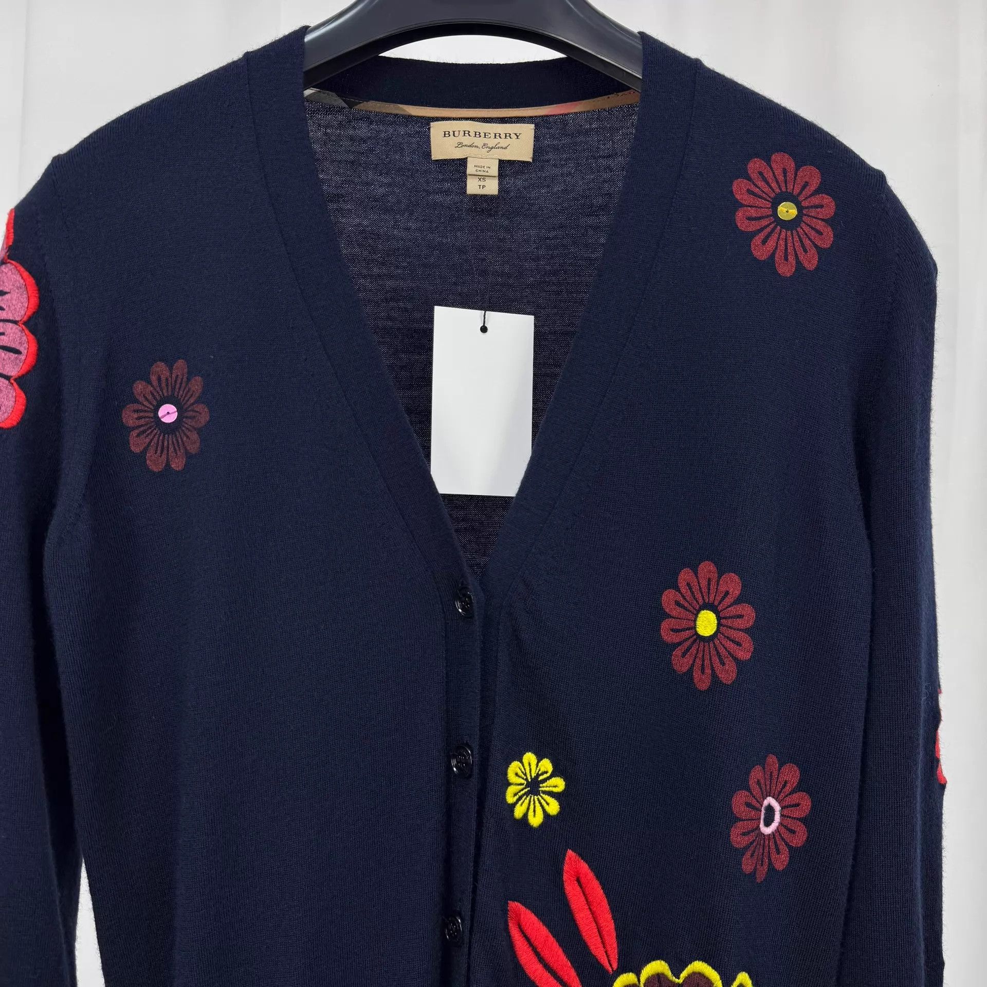 Burberry Burberry Embroidered Floral Sequin Wool Knit Cardi XS Size XS / US 0-2 / IT 36-38 - 3 Thumbnail