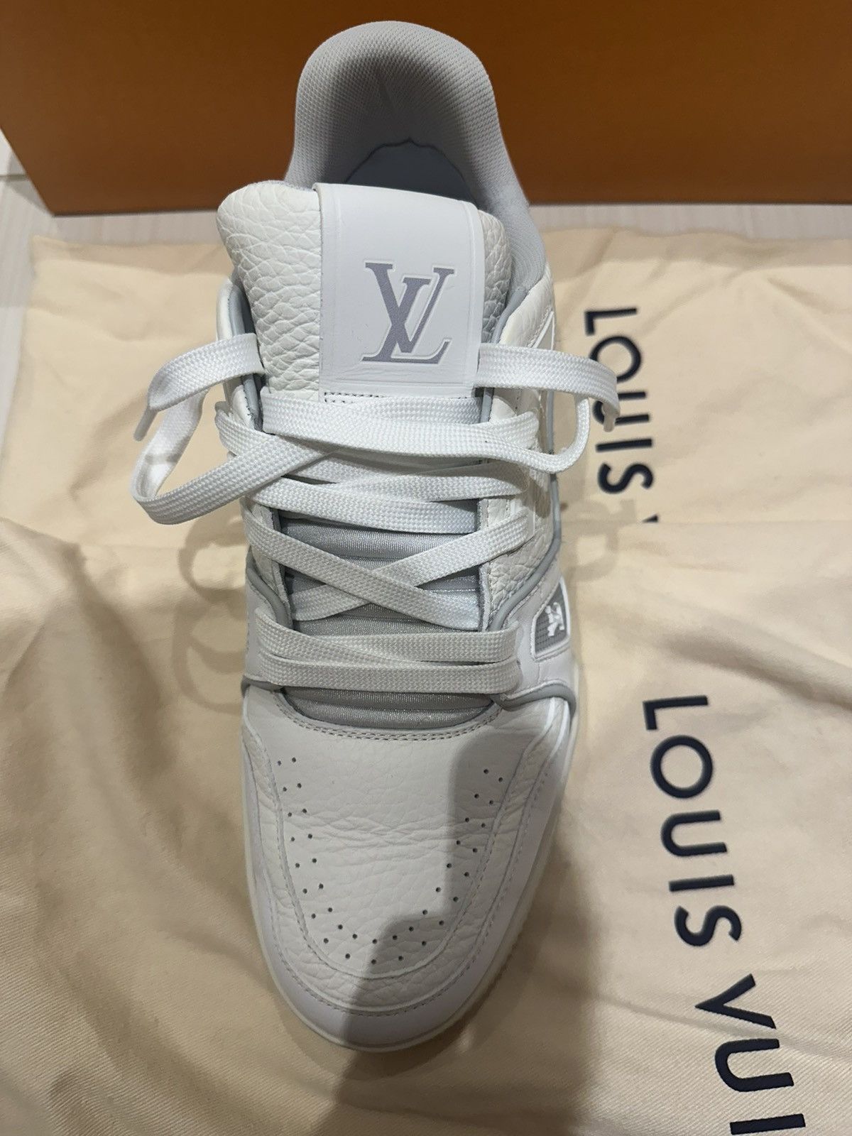 Louis Vuitton Louis Vuitton White & Grey ‘LV Sneaker’ Size US 7 / EU 40 - 10 Thumbnail