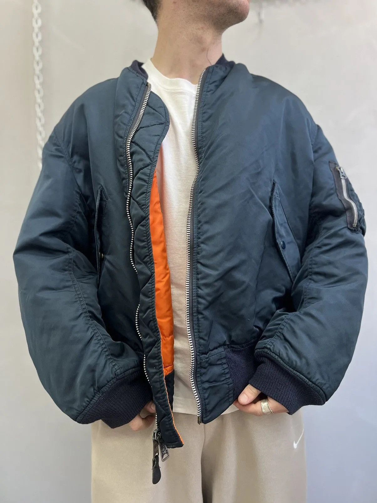 ALPHA INDUSTRIES MA-1 ミリタリー ジャケット Kanye Kanye West wears an Alpha Industries MA-1 at LAX Airport
