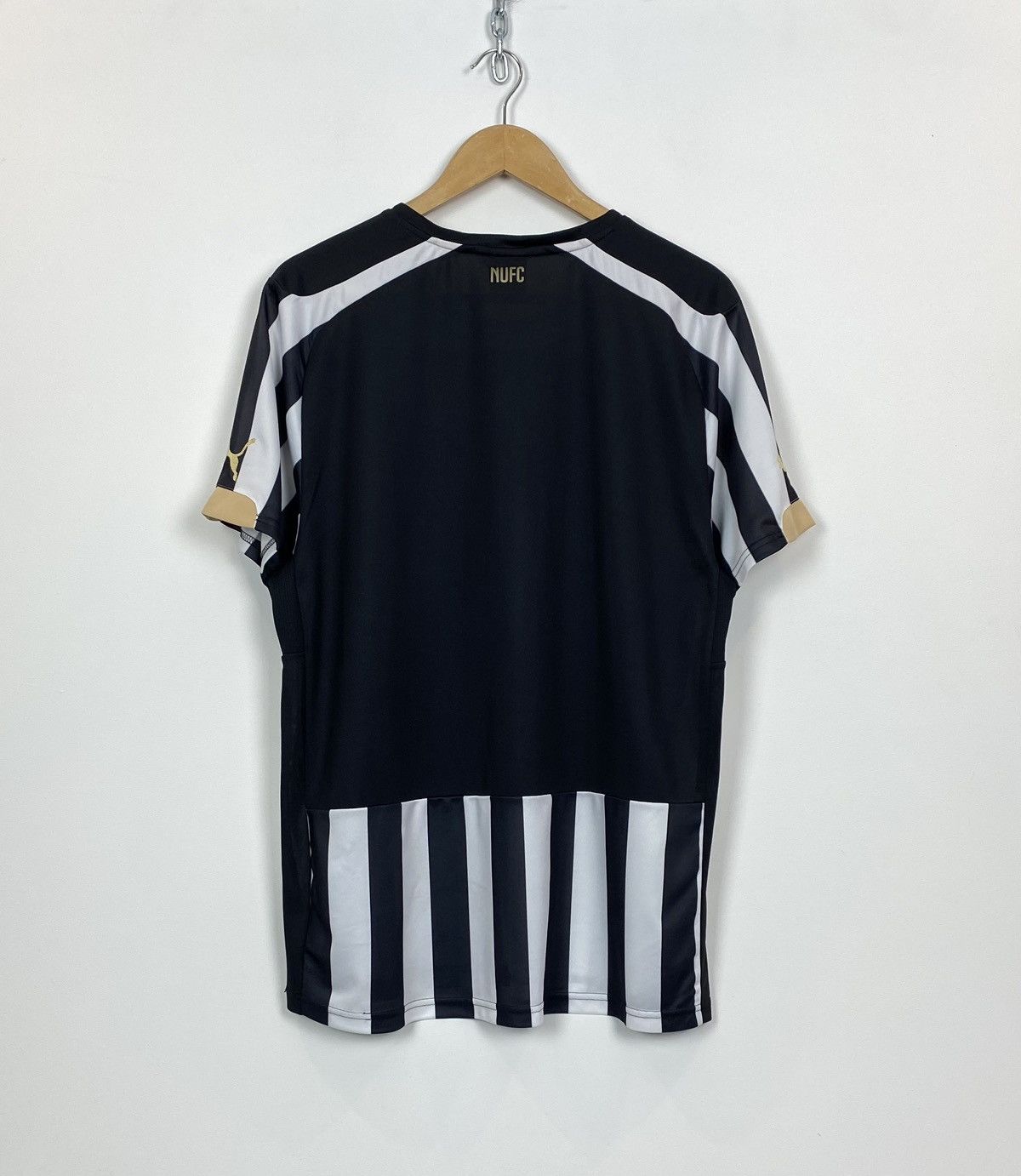 Adidas Puma Newcastle United Home Football Shirt Jersey Size L Top Size US L / EU 52-54 / 3 - 12 Thumbnail