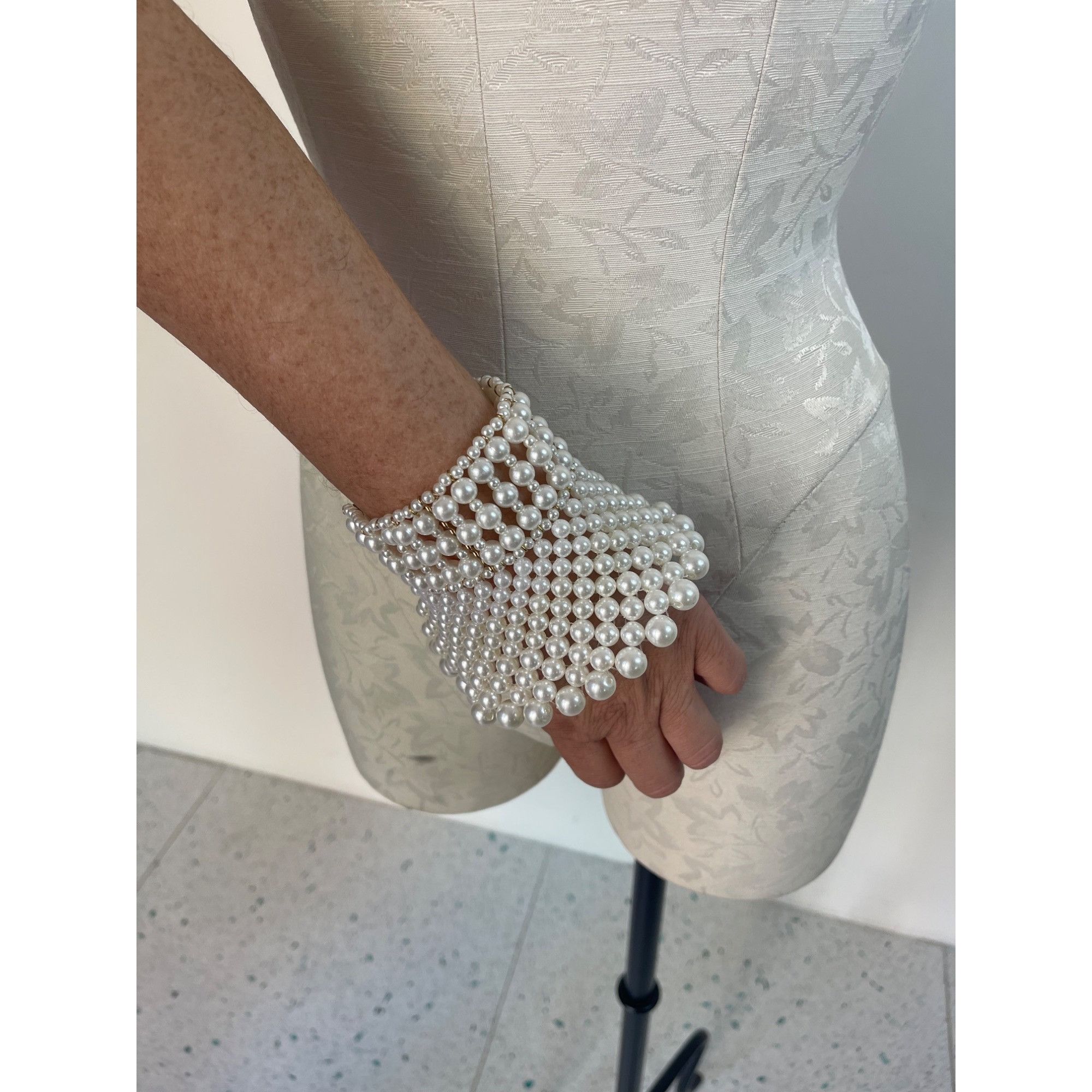 Vintage Womens Pearl Collar and Cuffs Set One Size