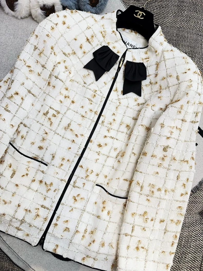 Chanel Chanel 19s beach series beige gold jacket neckline bow jac Size XS / US 0-2 / IT 36-38 - 3 Thumbnail