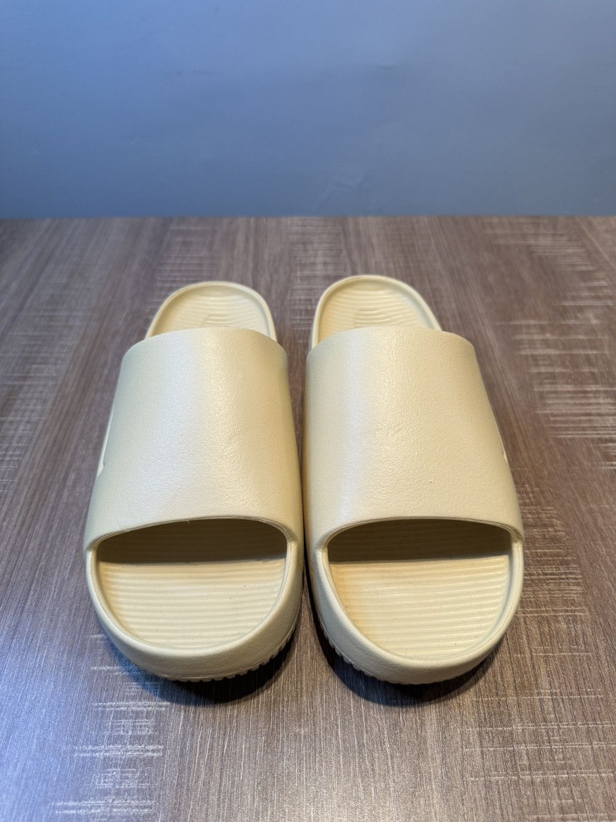 Nike Nike Calm Slides Size M7 W8 SESAME Slide Used Size US 7 / EU 40 - 3 Thumbnail