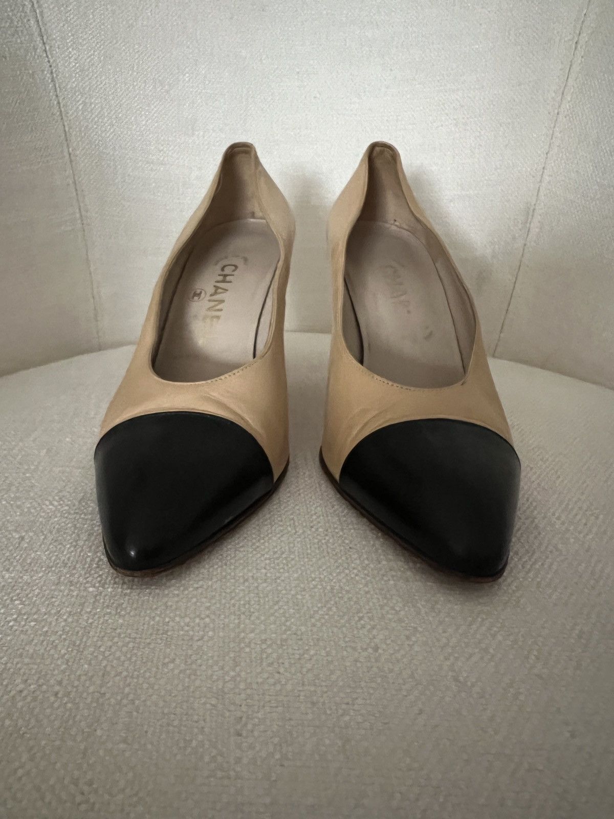Chanel Classic Chanel Beige and Black Heels Size US 5 / IT 35 - 7 Thumbnail