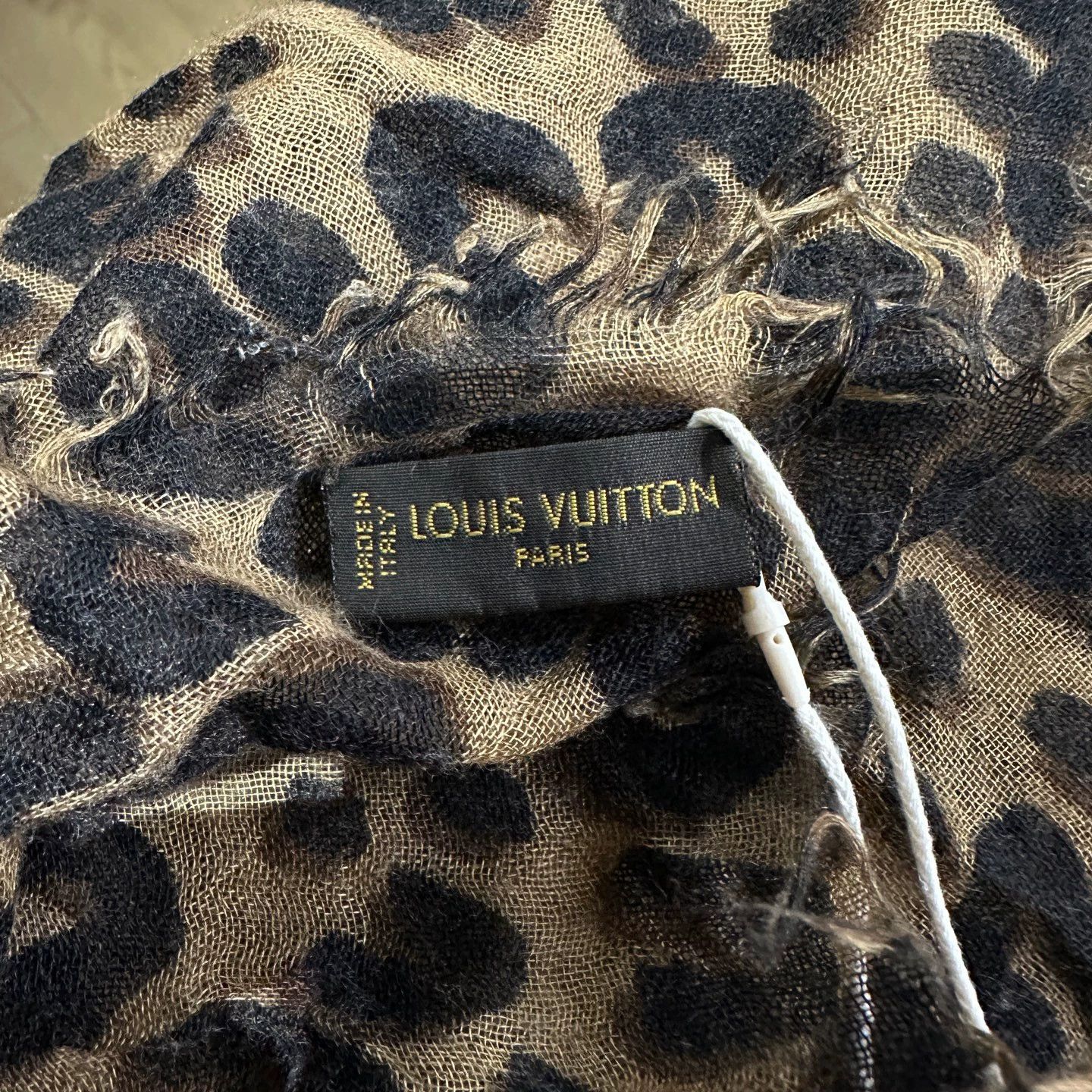 Louis Vuitton Louis Vuitton Leopard Print Monogram Cashmere Shawl Scarf Size ONE SIZE - 3 Thumbnail