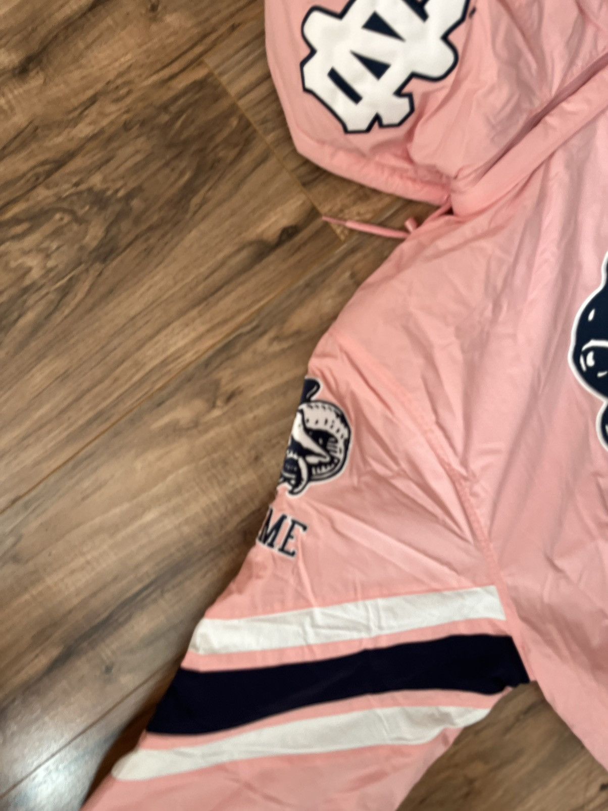 Mitchell & Ness × NCAA × Supreme Supreme Mitchell & Ness NCAA Hooded Stadium Jacket Size US L / EU 52-54 / 3 - 5 Thumbnail